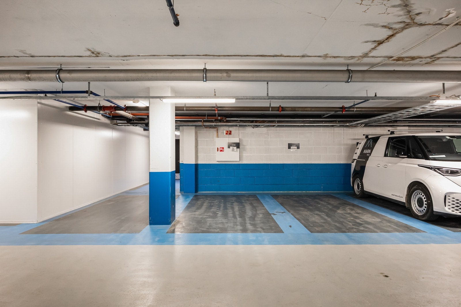 Parkeringsanlegget eies og driftes av Barcode Basement AS og seksjonseierne i sameiet har fortrinnsrett på å leie plass. Galleribilde