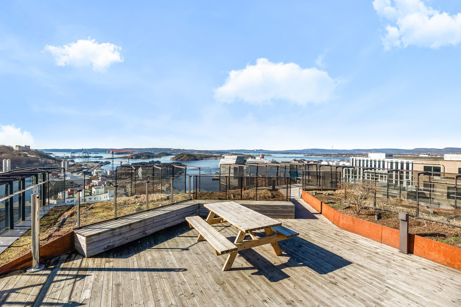 Her får du en moderne leilighet fra 2014 med balkong og stor, felles takterrasse med fantastisk utsikt over hele Oslo og Oslofjorden. Galleribilde