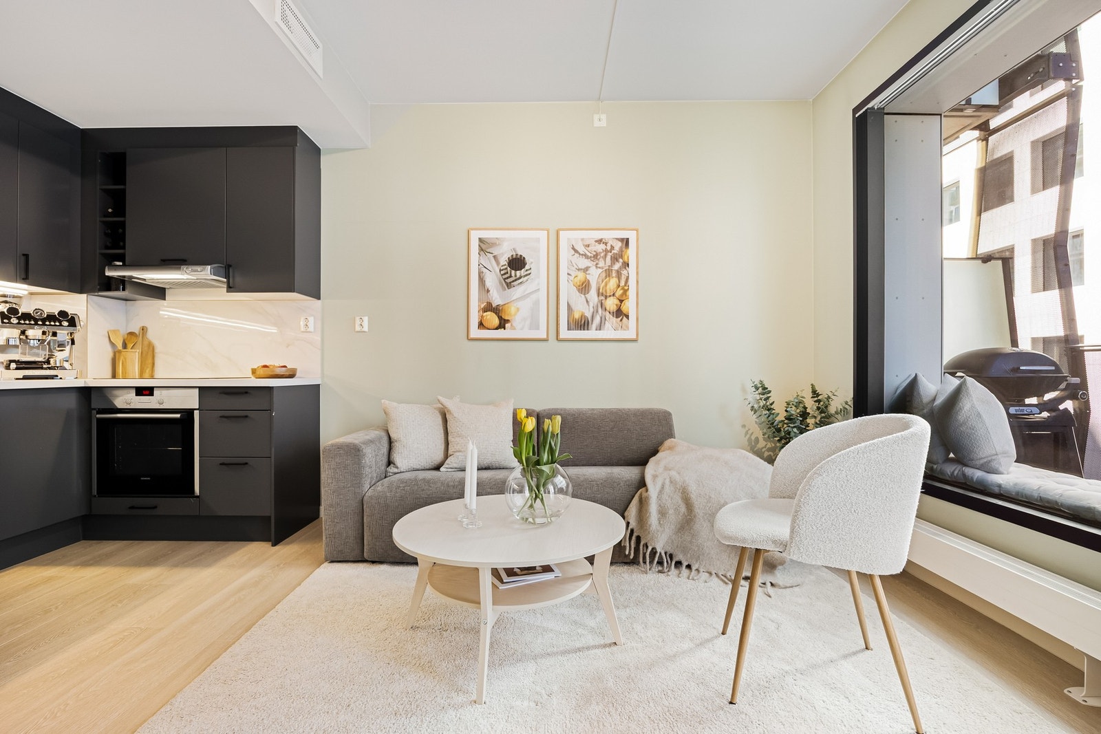 Det er god plass til sofagruppe og tilhørende møblement. Galleribilde