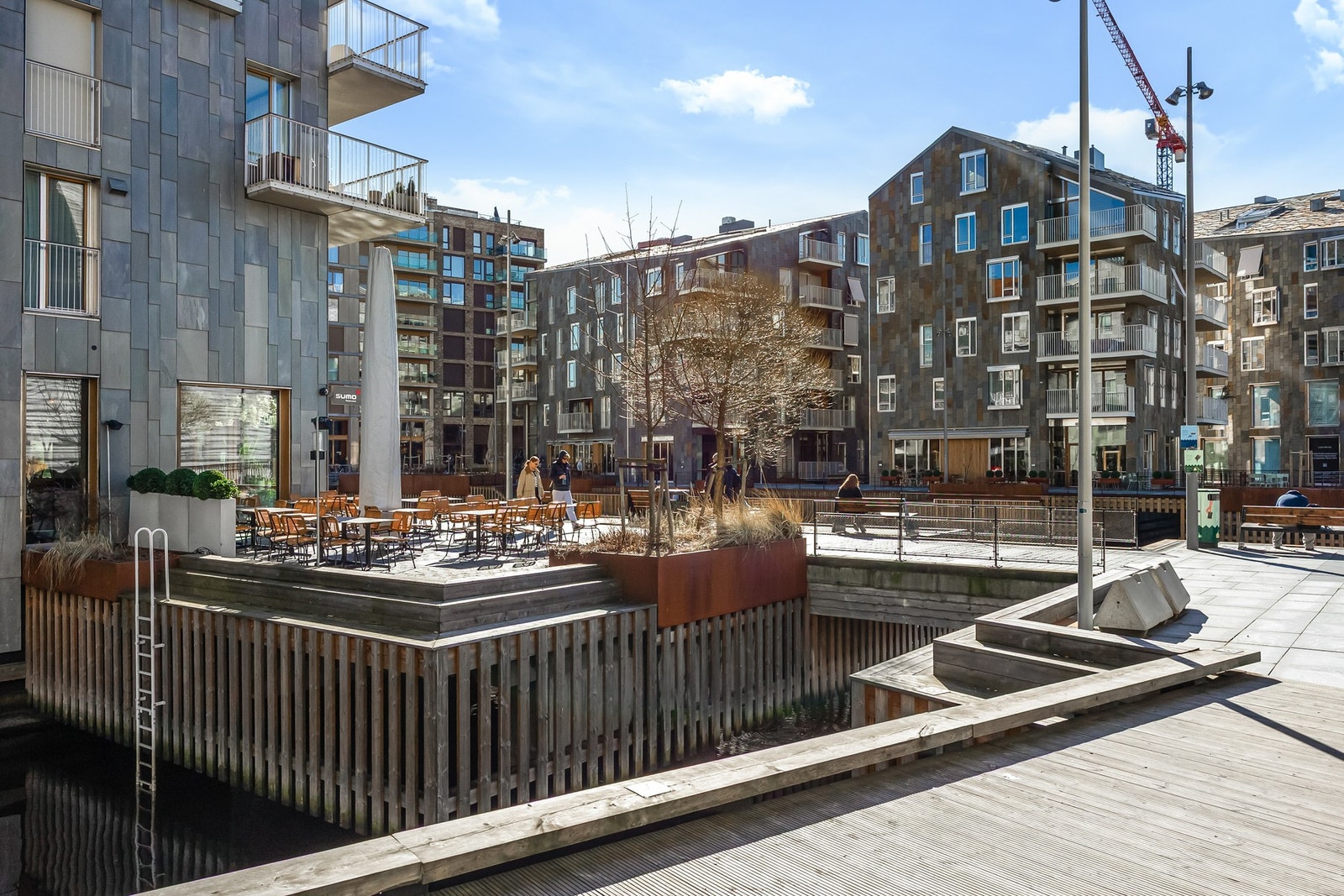 Boligen har en svært attraktiv plassering i det moderne og sjønære området Barcode/Bjørvika - en perfekt kombinasjon av urbant liv og nærhet til fjorden. Galleribilde