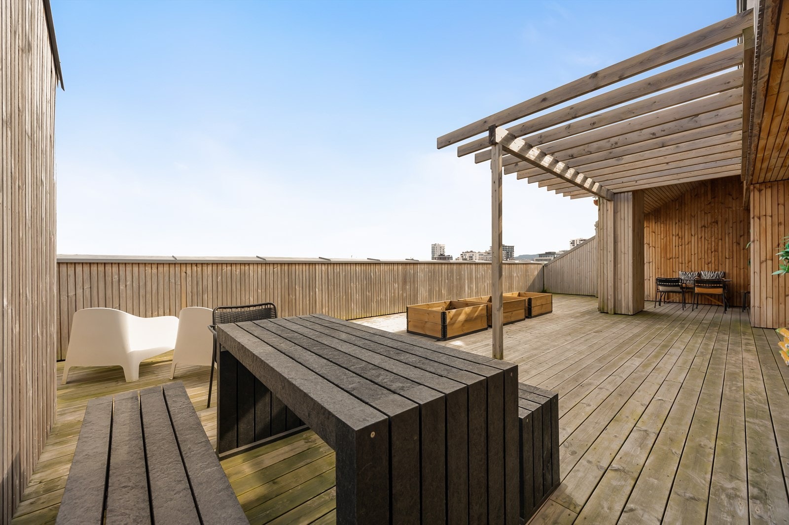 Takterrassen er østvendt og det er satt ut flere sittegrupper. Galleribilde