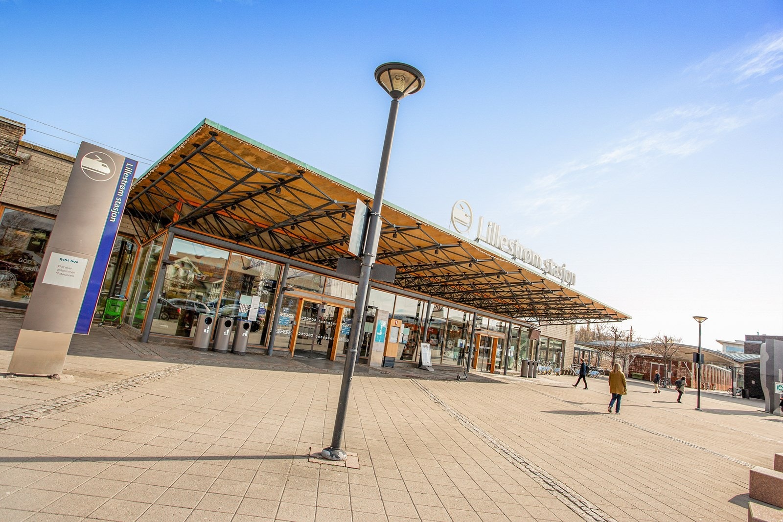 Lillestrøm togstasjon og busstasjon. Galleribilde