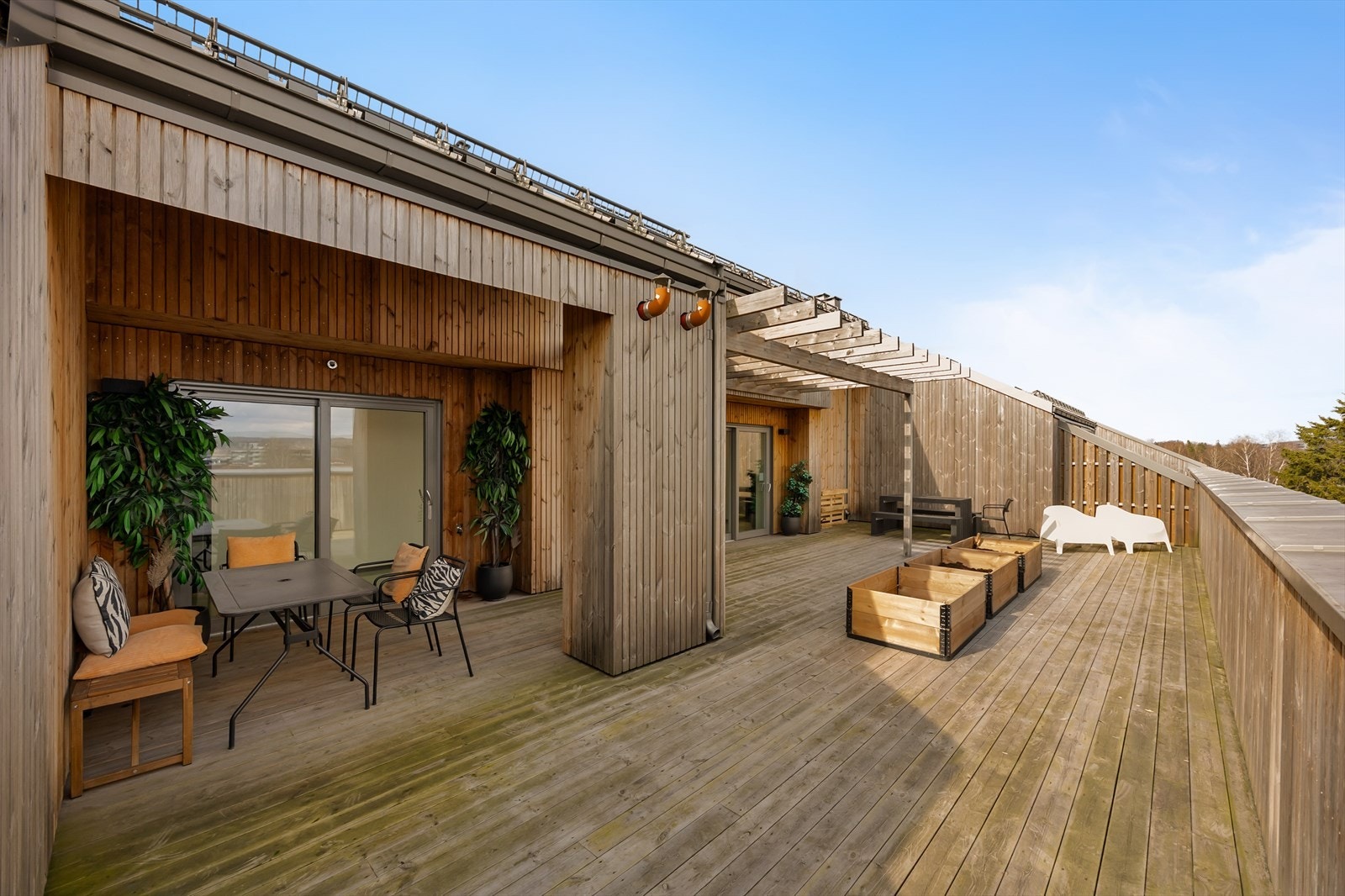 Sameiet har felles takterrasse som kan benyttes av beboerne. Takterrassen er beliggende i nabobygget. Galleribilde