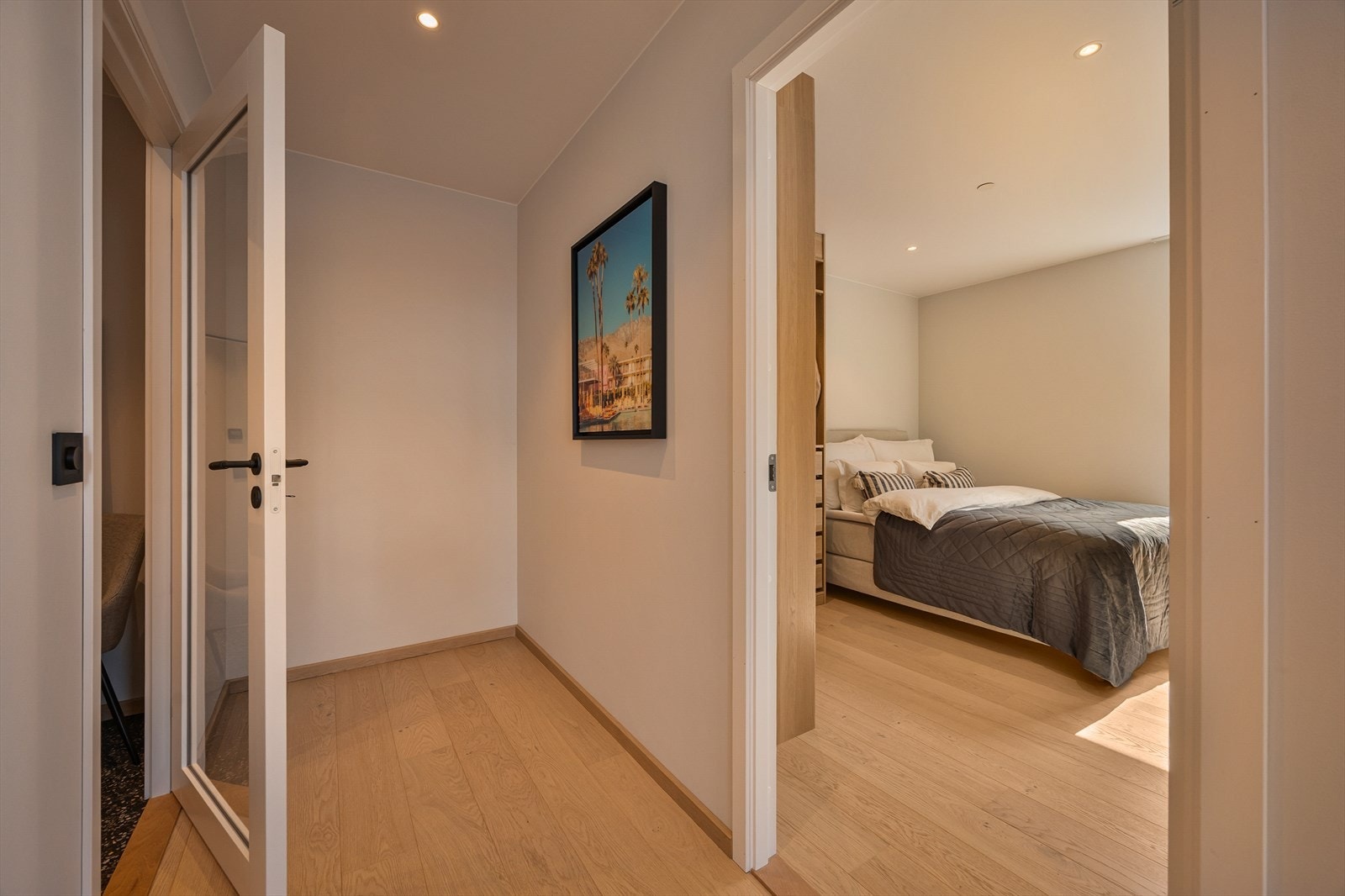 I gangen er det plass til ytterligere oppbevaringsmøblement og det er adkomst til soverom. Galleribilde