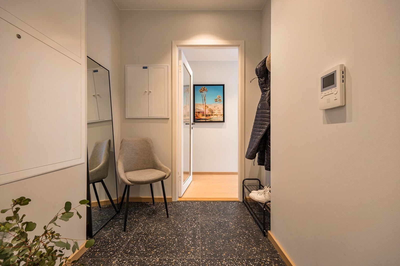 Velkommen inn! Lysmalt entré med fliser på gulv. Galleribilde