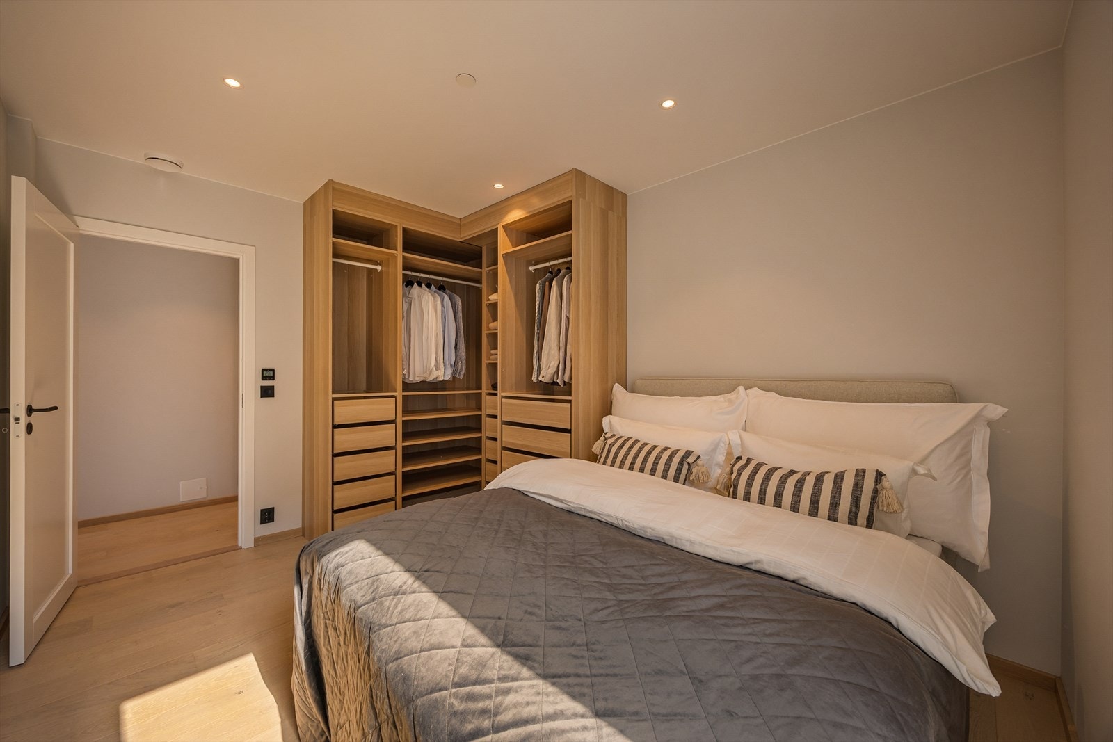 Det er satt inn garderobeløsning av typen PAX fra Ikea. Galleribilde