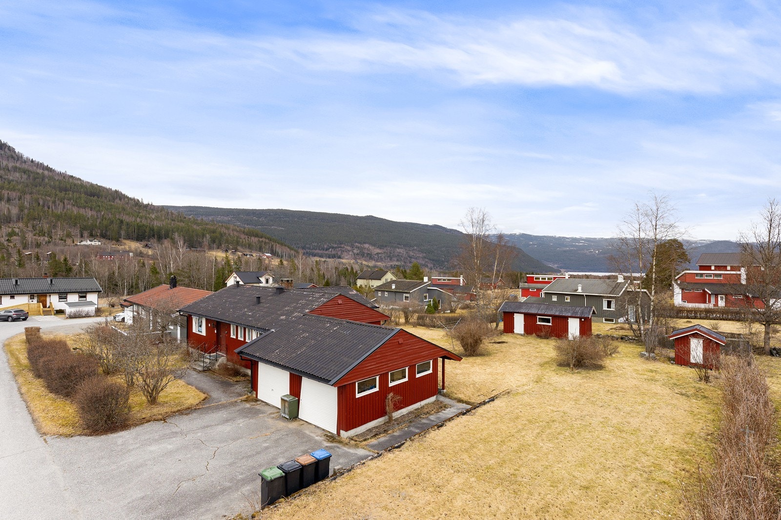 I tilknytning til boligen er det dobbel garasje Galleribilde