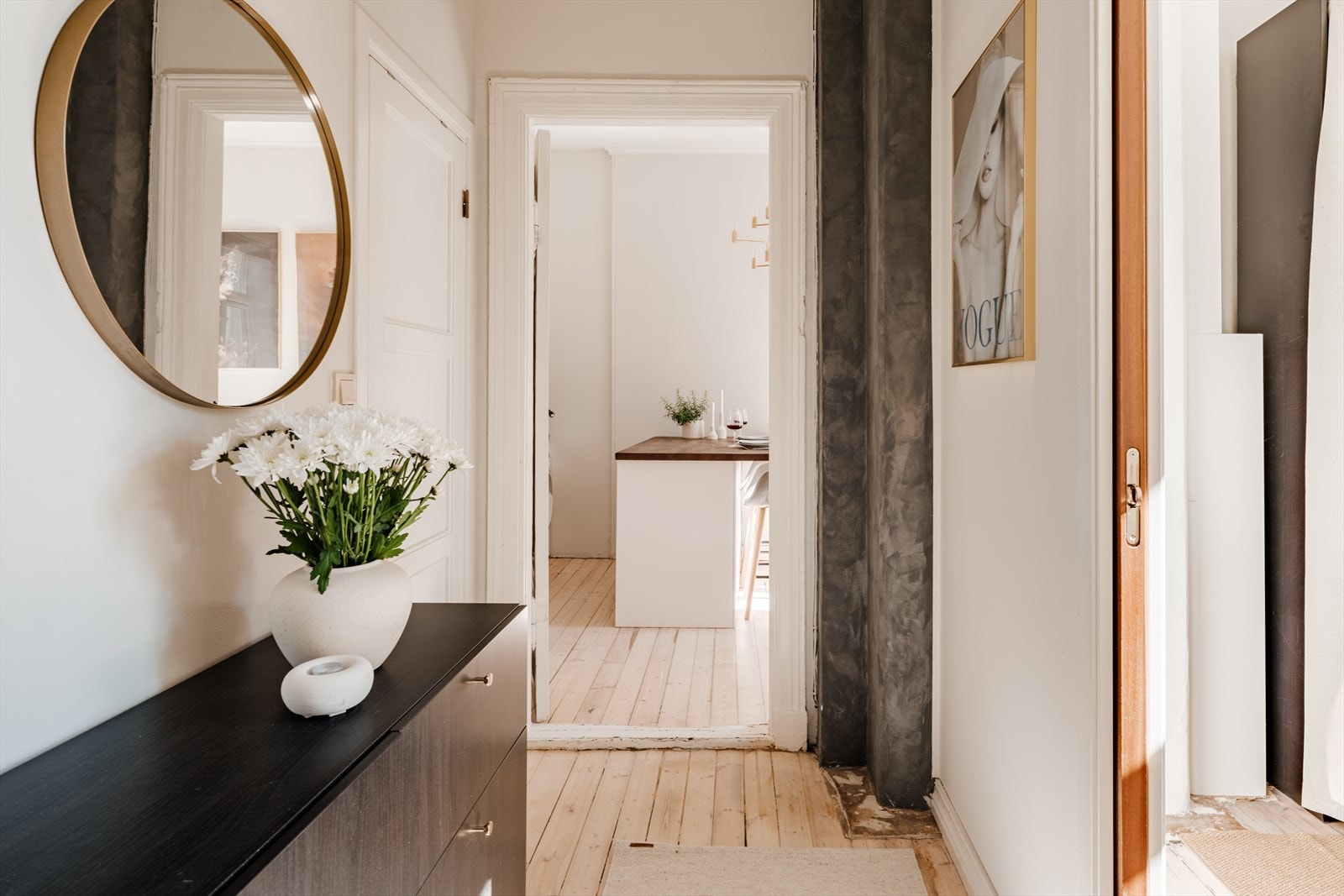 Entreen har gode oppbevaringsmuligheter for yttertøy og sko, og leiligheten er utstyrt med dørcallinganlegg. Galleribilde
