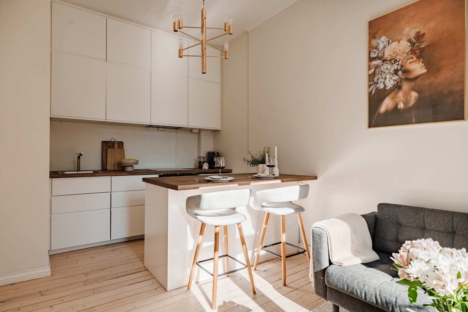 Kjøkkenet er fra 2017 og har stilren IKEA-innredning med glatte fronter og heltre benkeplate med nedfelt utslagsvask. Galleribilde