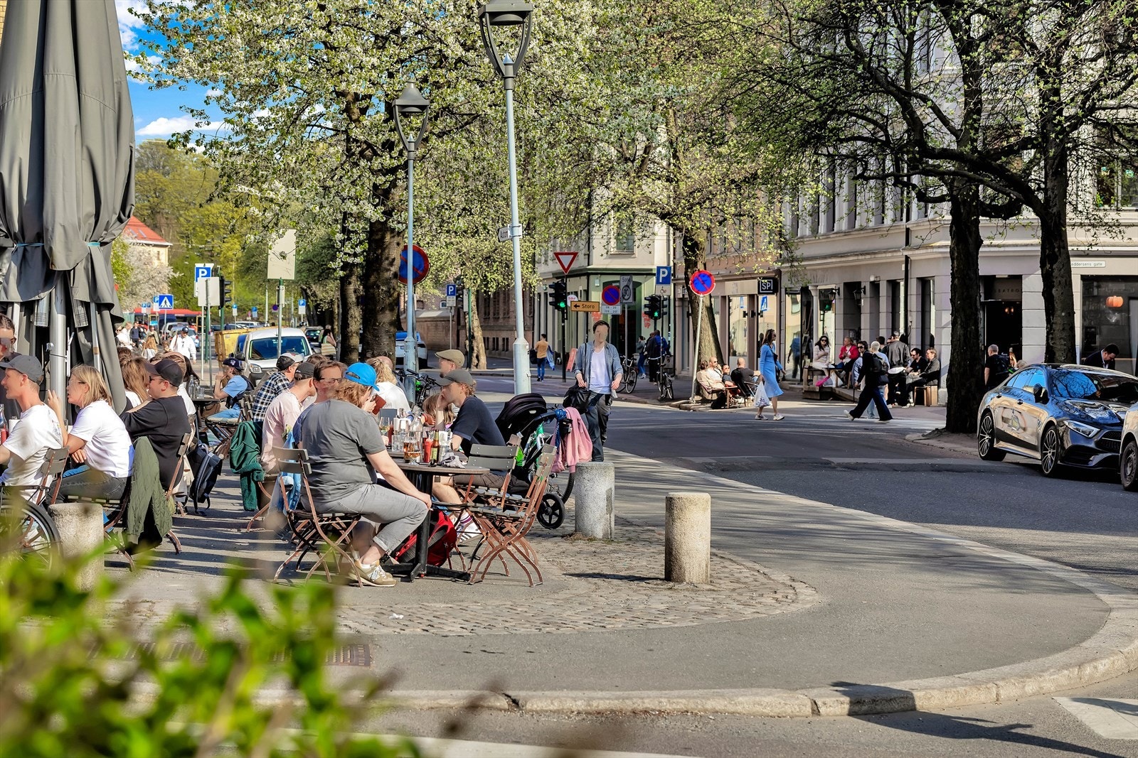 Området kan også friste med en rekke spisesteder og kaféer, Trikkestallen, Grisen og Albatross ligger alle i nærheten. Galleribilde