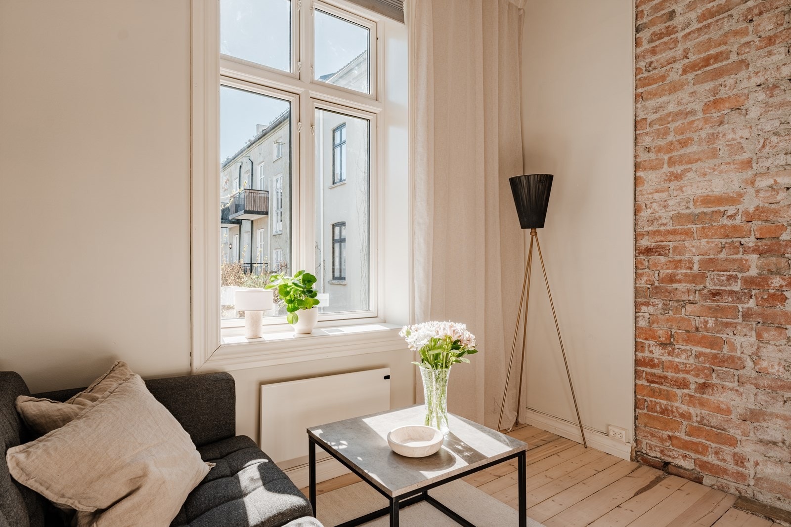 I stuen er det en sjarmerende teglsteinsvegg som gir rommet særpreg og karakter. Galleribilde