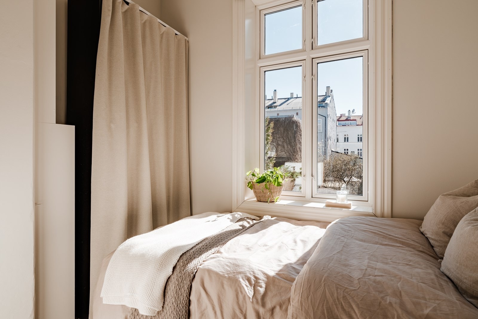 Soverommet vender, som resten av leiligheten, mot rolig bakgård, noe som gir en stille og behagelig atmosfære. Galleribilde