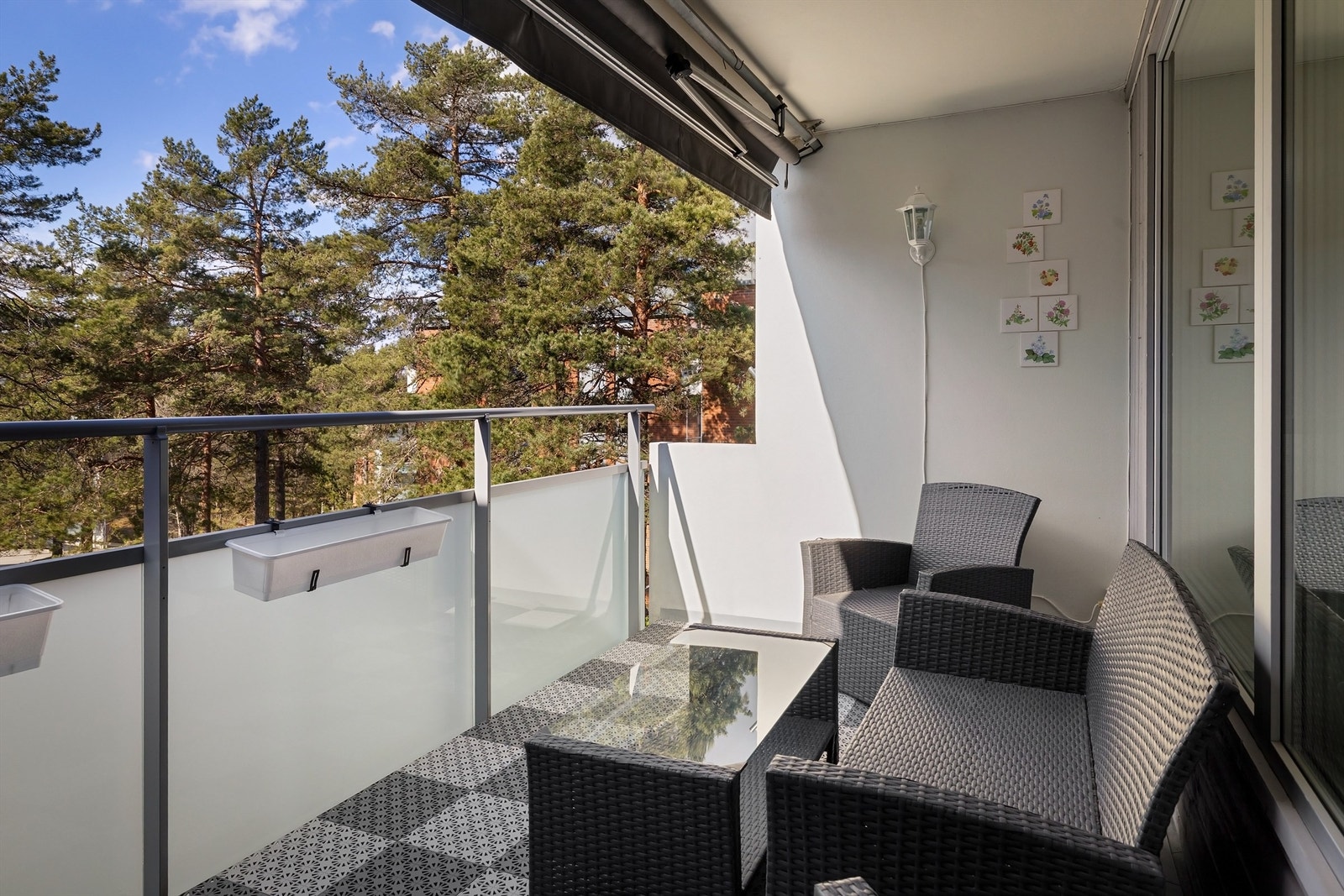 Her er det god plass til sittegruppe og grill Galleribilde