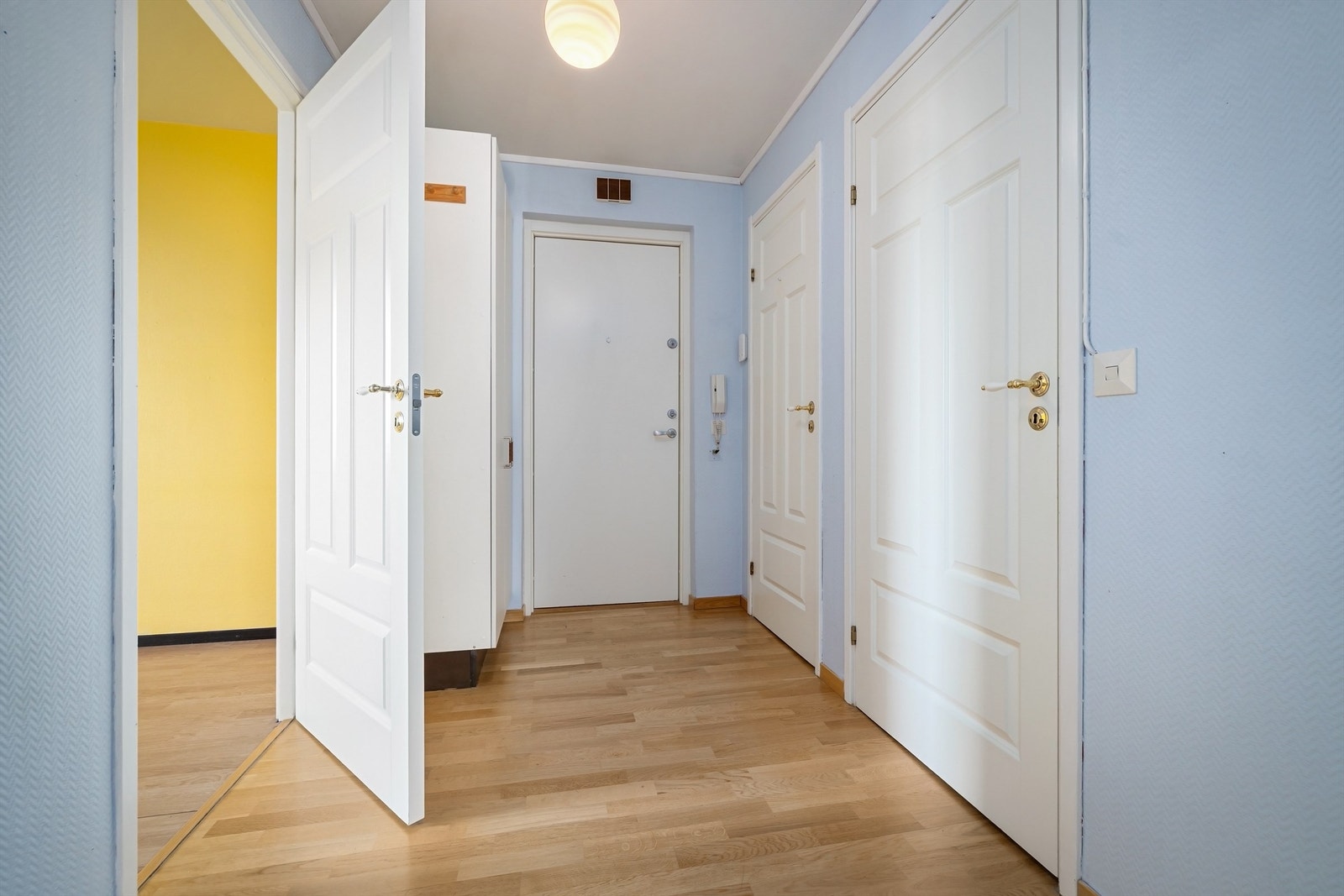 Entré med plass til yttertøy og sko i garderobeskap Galleribilde