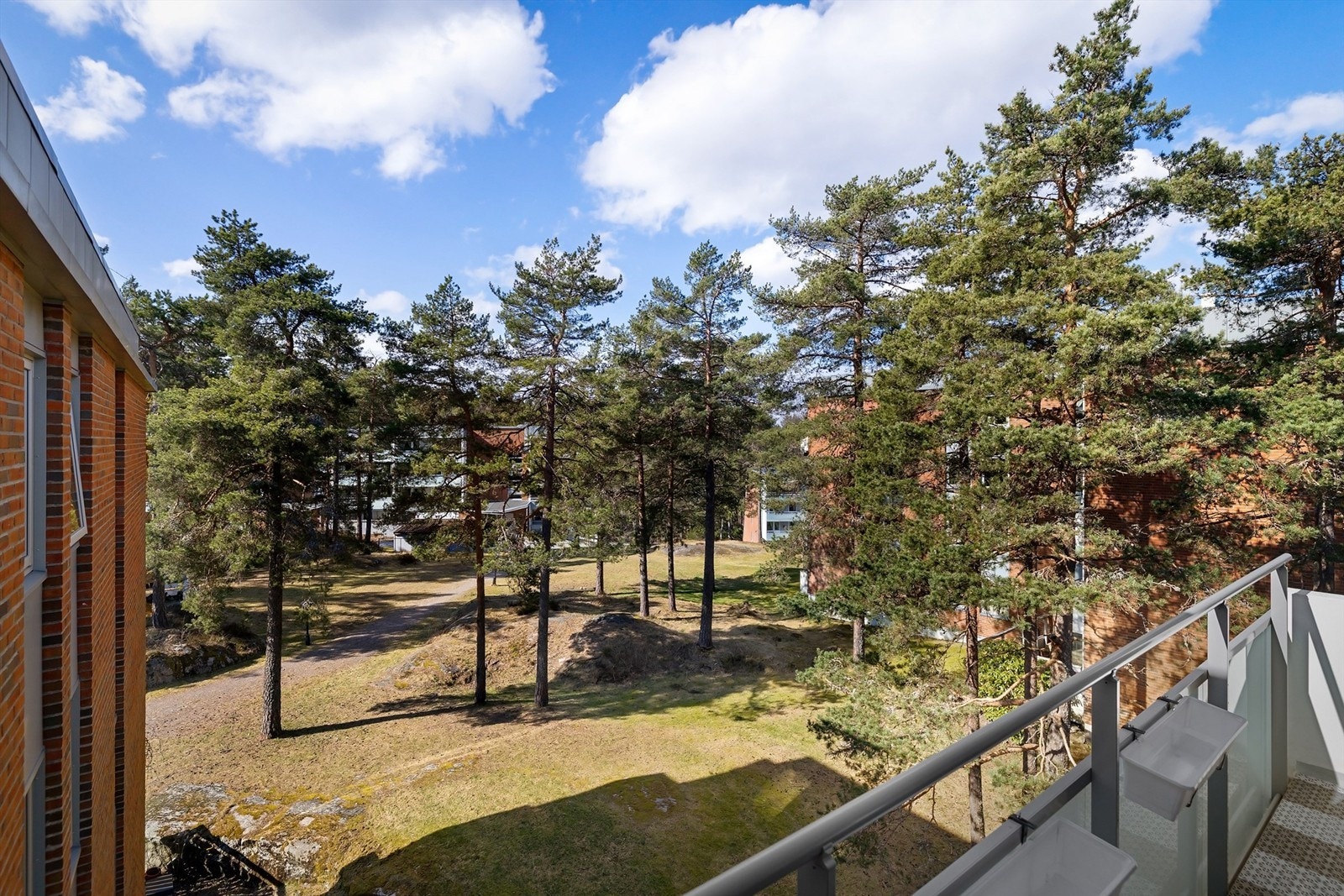 Leiligheten ligger høyt og fritt i 4. etasje med utsikt til skogen og meget lite innsyn Galleribilde