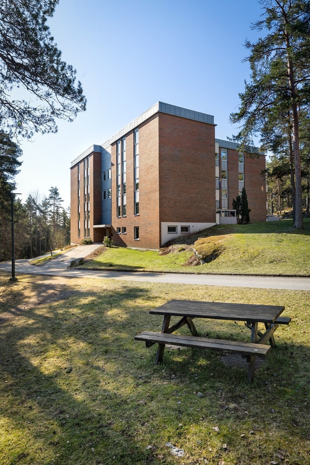 Skansen terrasse 26 ligger idyllisk til på Ellingsrud, i en rolig gate uten gjennomgangstrafikk i borettslaget Skansen Galleribilde