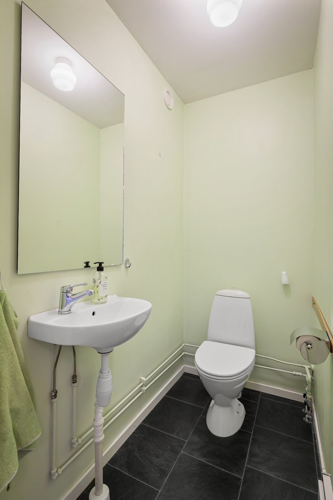 WC-rom innredet med klosett og servant. Vinylbelegg på gulv Galleribilde