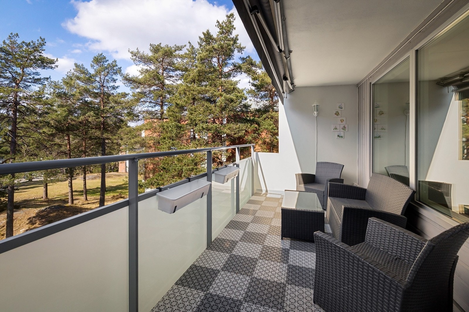 En romslig topp-/endeleilighet med idyllisk beliggenhet ved marka Galleribilde