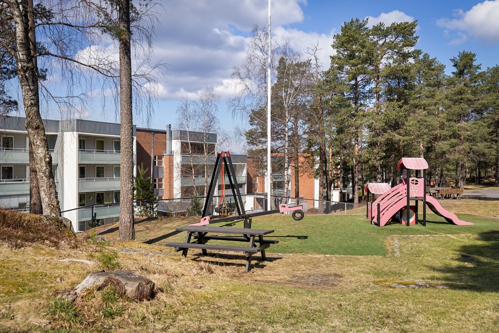 Sittegruppe og lekestativ på fellesområdet Galleribilde