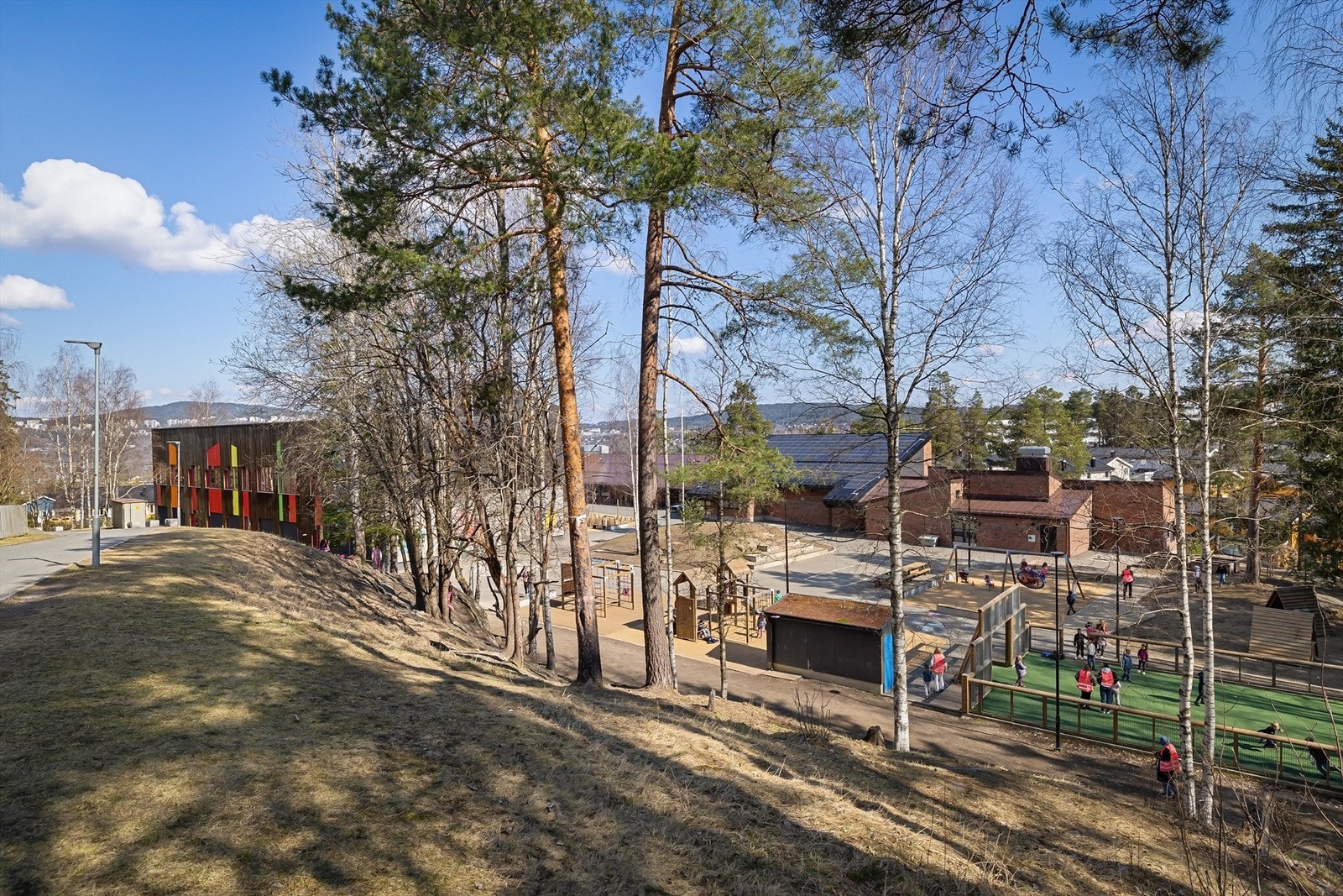Bakås barneskole ligger rett ved borettslaget Galleribilde