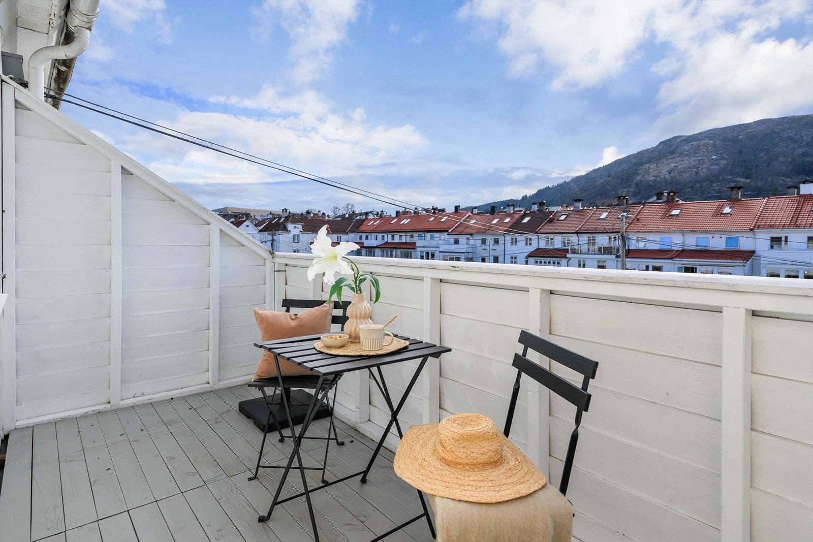 Balkongen ligger solrikt til og har sol til langt på kvelden. Galleribilde