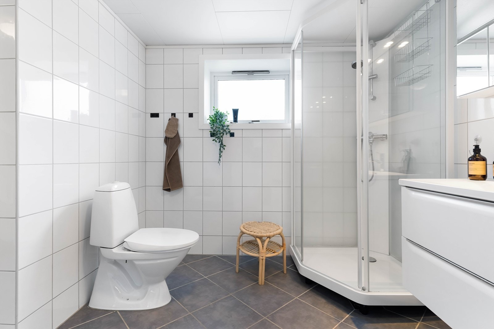 Badet ble bygget i 2005. Ny servant, servantskap, blandebatteri og dusjkabinett i 2022. Galleribilde