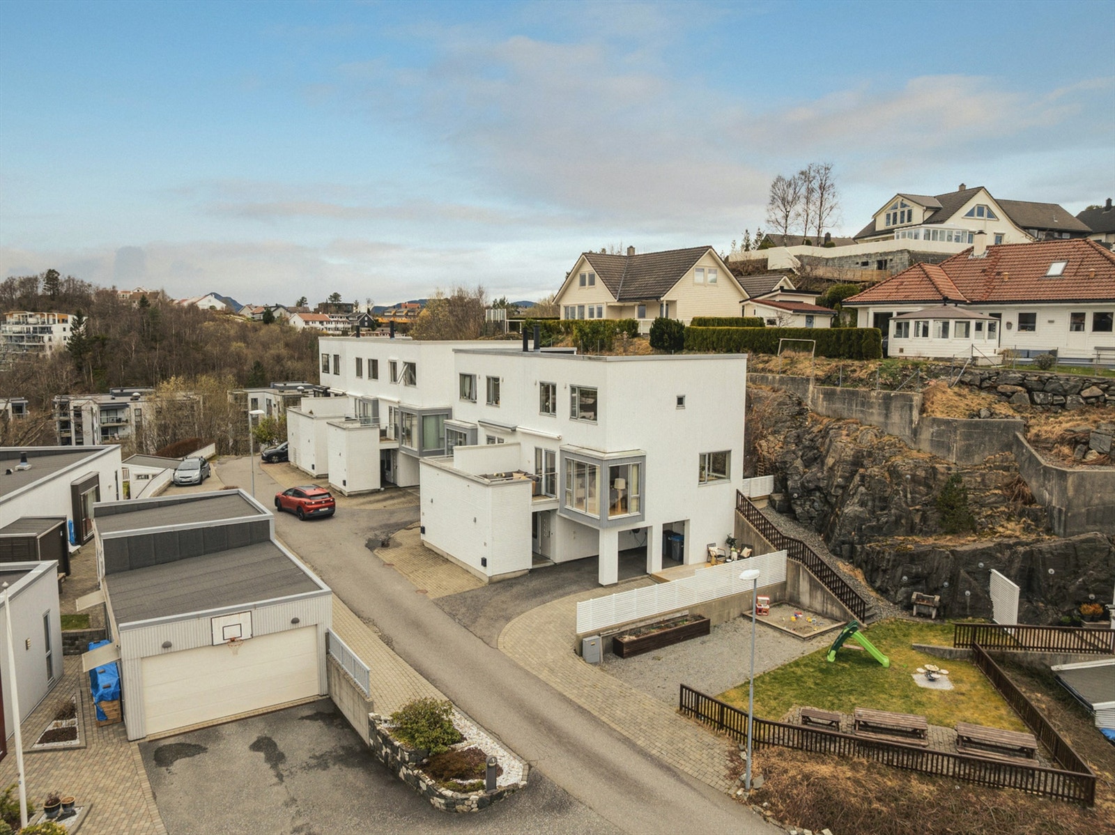 En moderne og innbydende funkisbolig over 3 plan med flere solrike fine uteplasser Galleribilde