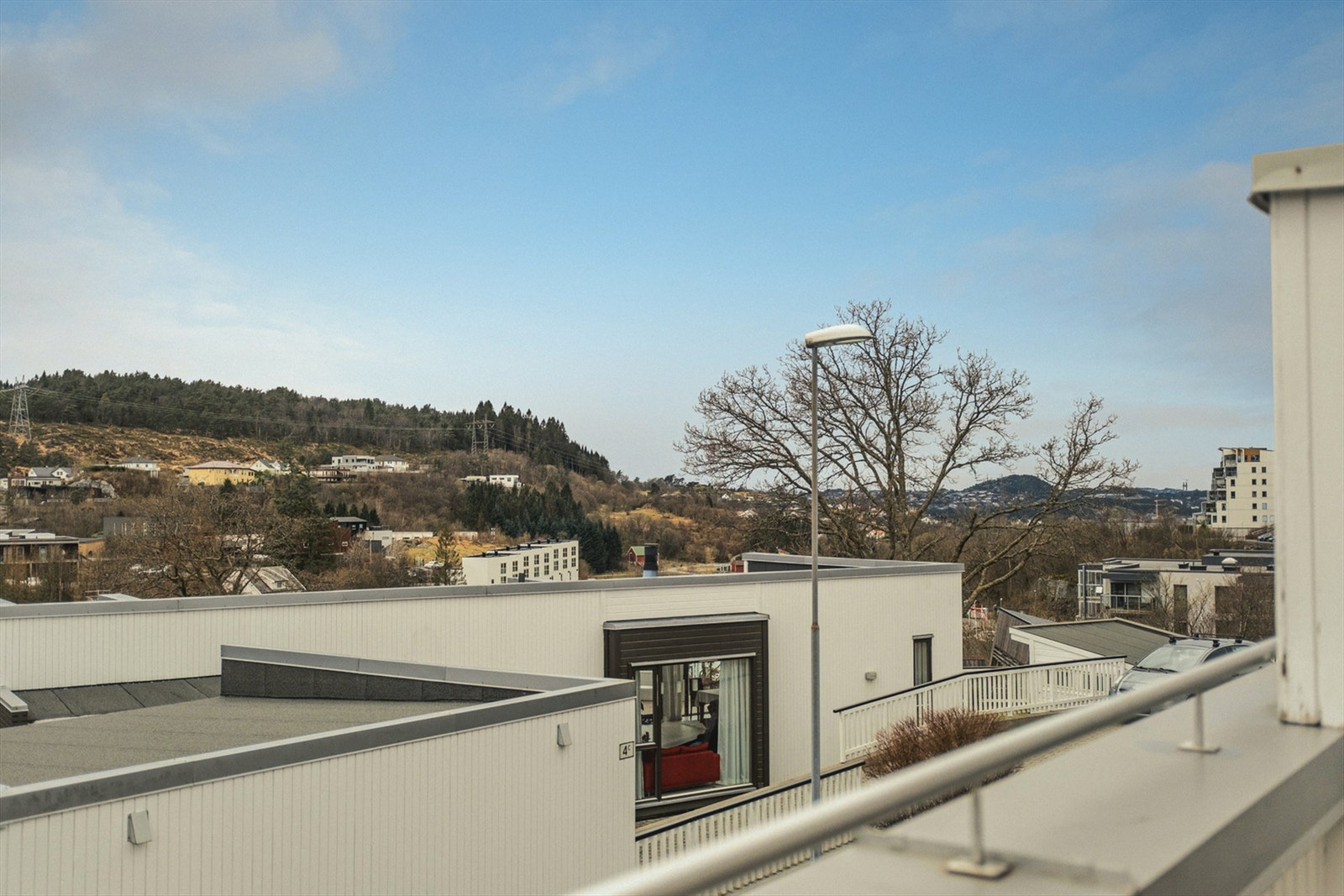 Storrinden er et attraktiv turområde og når du kommer opp til toppen kan du følge med flytrafikken, nyte utsikten mot Sotra og Bjørnafjorden Galleribilde