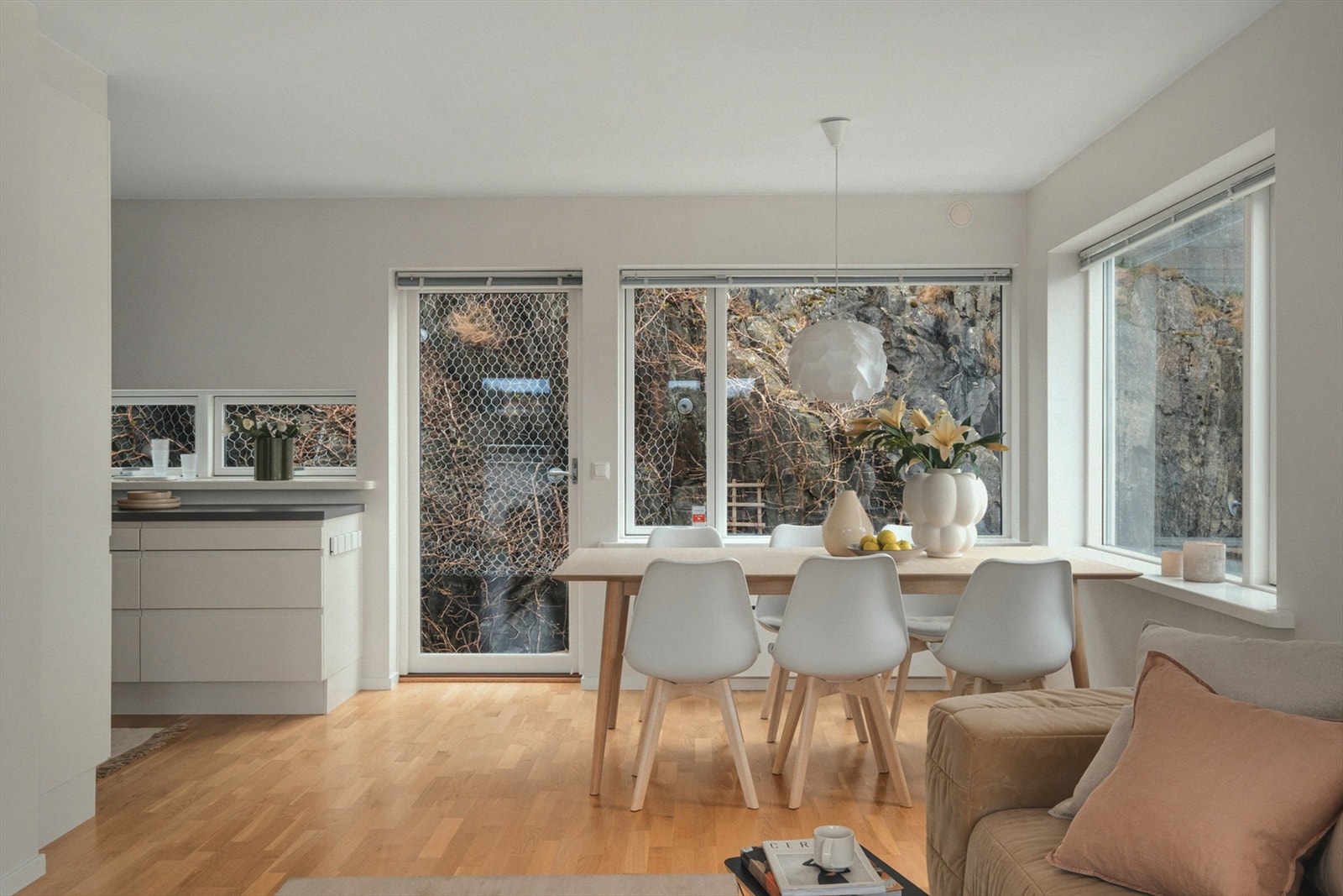 God plass til stort spisebord Galleribilde