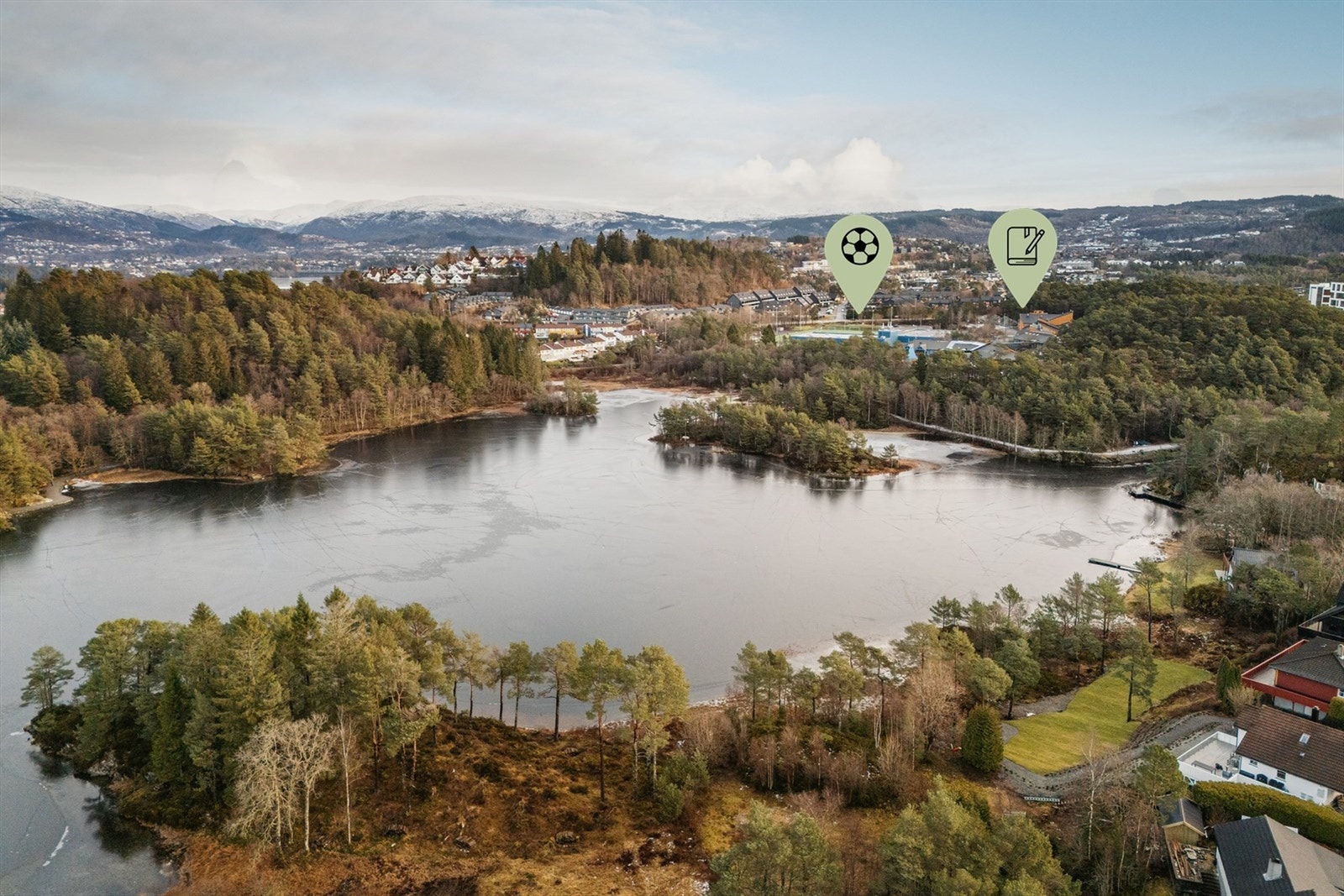 Skranevannet skole ligger ca 15 minutters gange fra boligen, og her finner du både idrettsanlegg og Ytrebygda kulturhus. Skranevatnet rundt er en perfekt tur for både store og små. Galleribilde