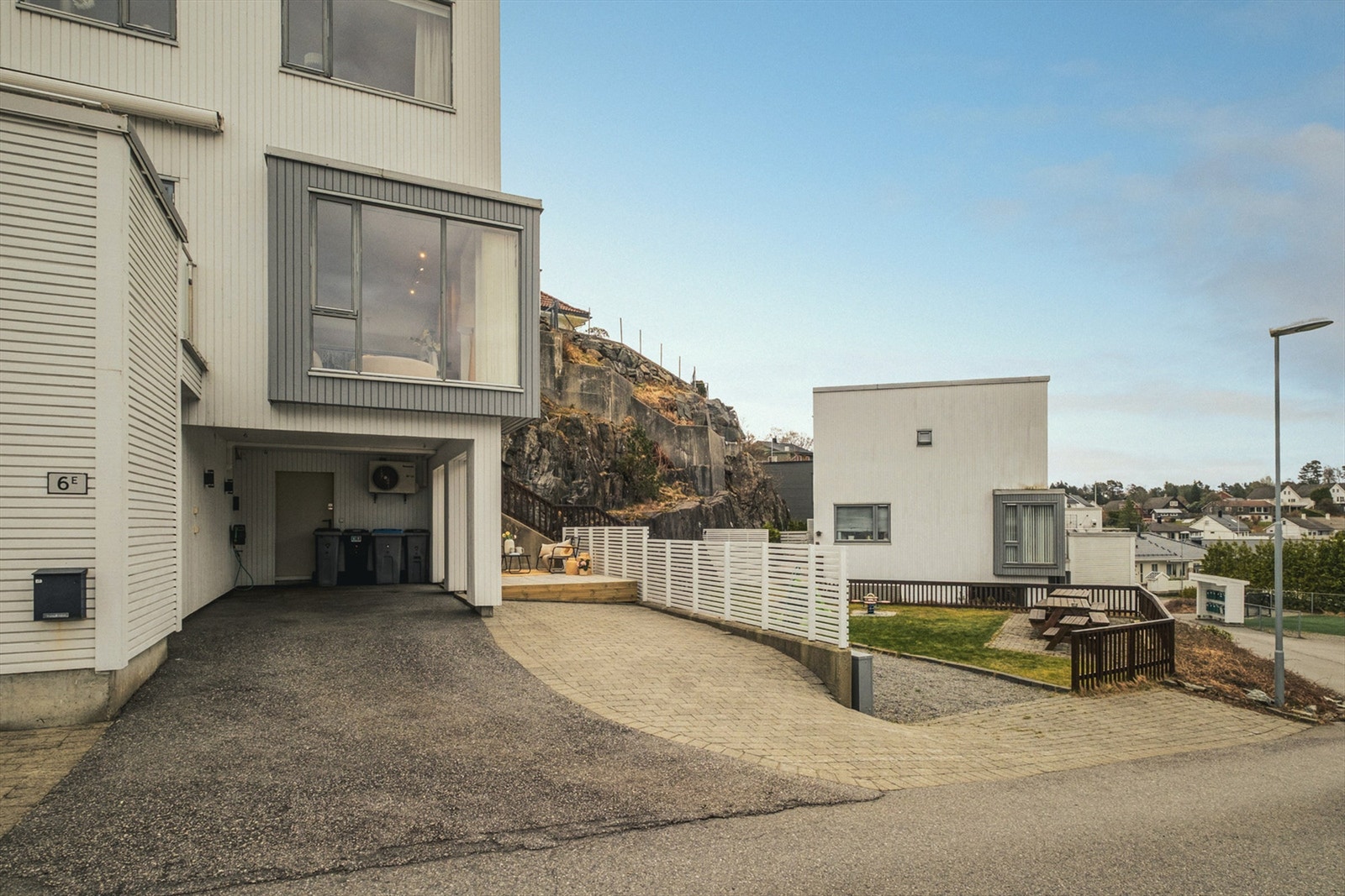 God plass til flere biler på tomten og i carport. Her er også montert el-bil lader Galleribilde