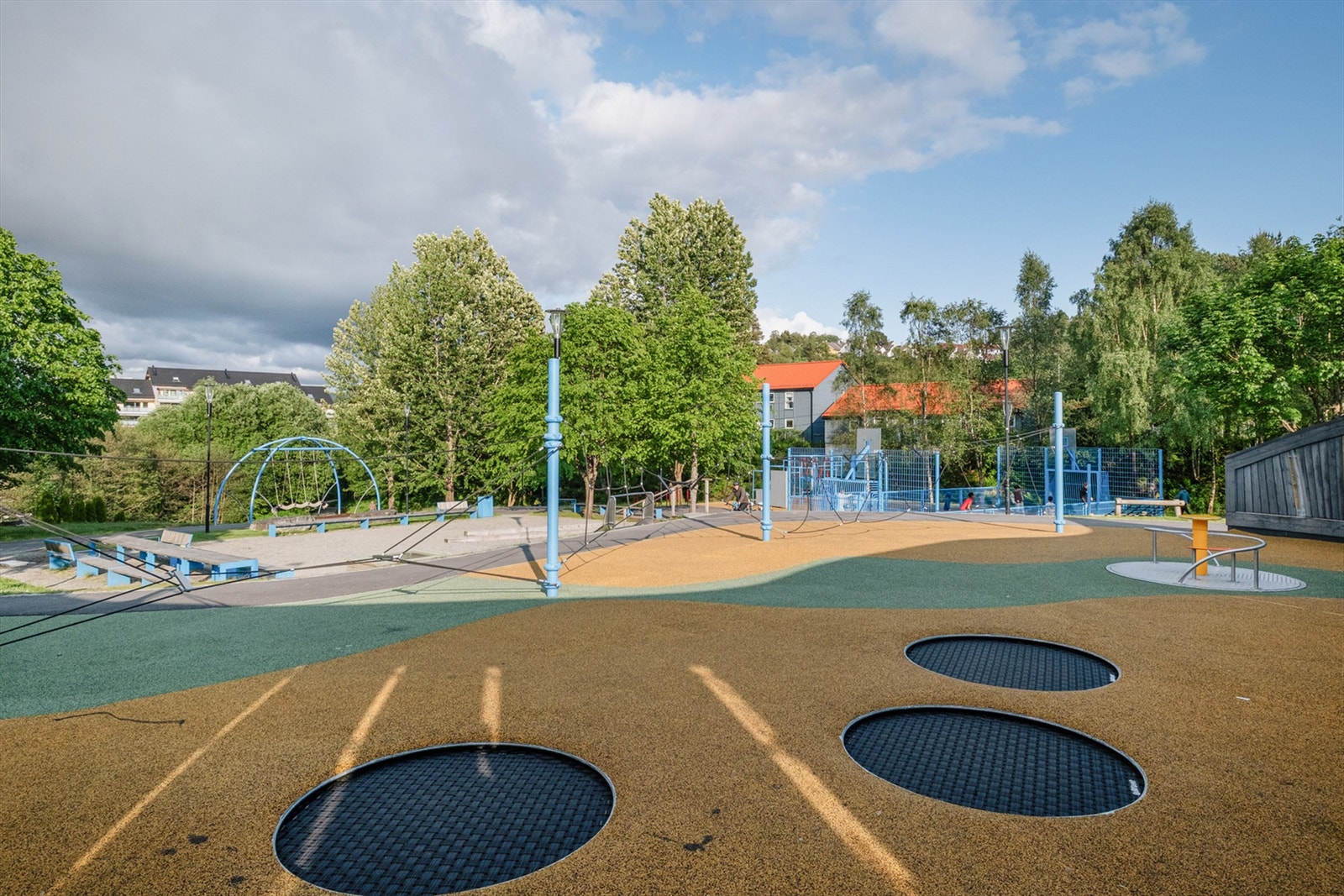 Lekeplass ved Fanatorget. Aurdalslia skole er nærskolen med trygg skolevei som også ligger i dette området. Galleribilde