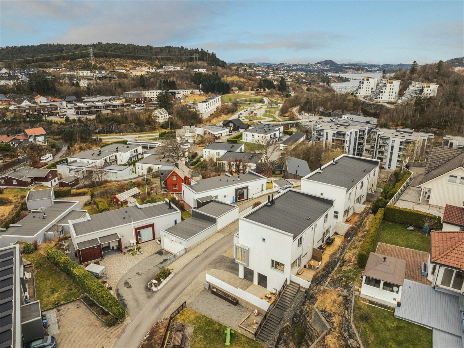 Boligen ligger i et meget attraktivt og barnevennlig boligområde på Søreide/Sandsli med høy trivselsfaktor Galleribilde