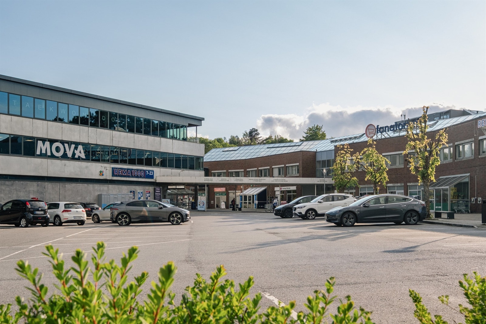 Ca. 10 minutter å gå til Fanatorget hvor du finner bla. Rema 1000, apotek, frisør og spisested. I tillegg har senteret kommunale service- og bydelsekontorer samt helsetjenester og barnehage Galleribilde