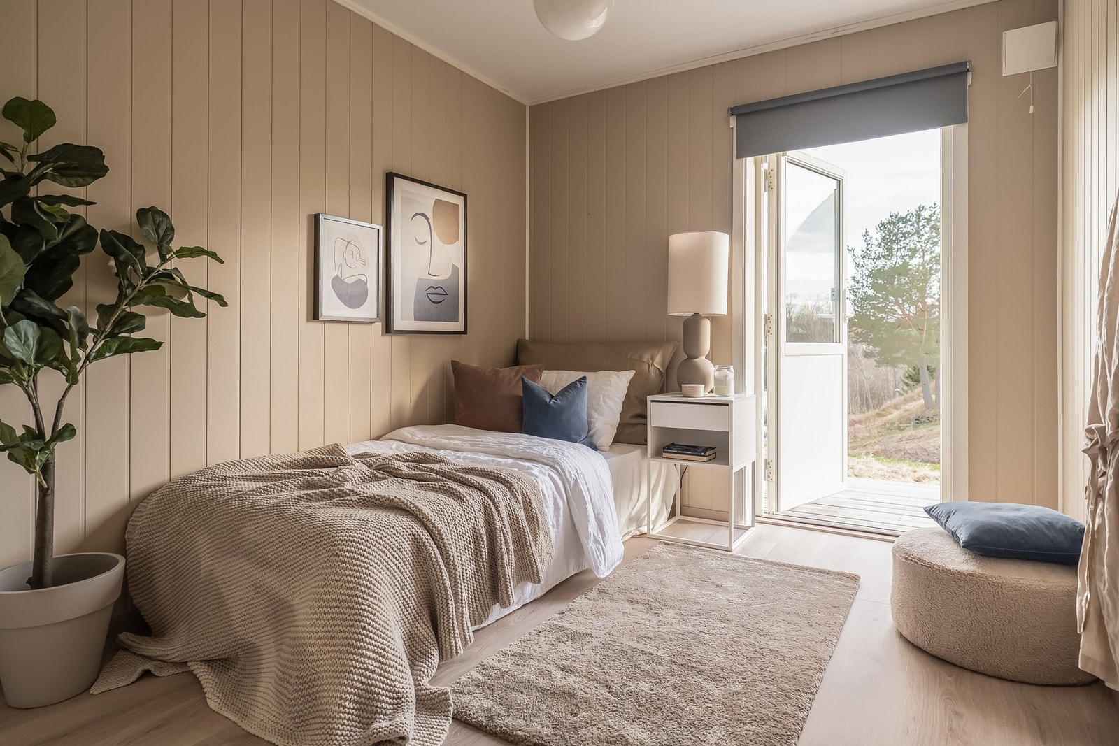 Det er lagt nytt enstavs gulv og overflatene er malt i moderne, tidsriktige farger. Galleribilde