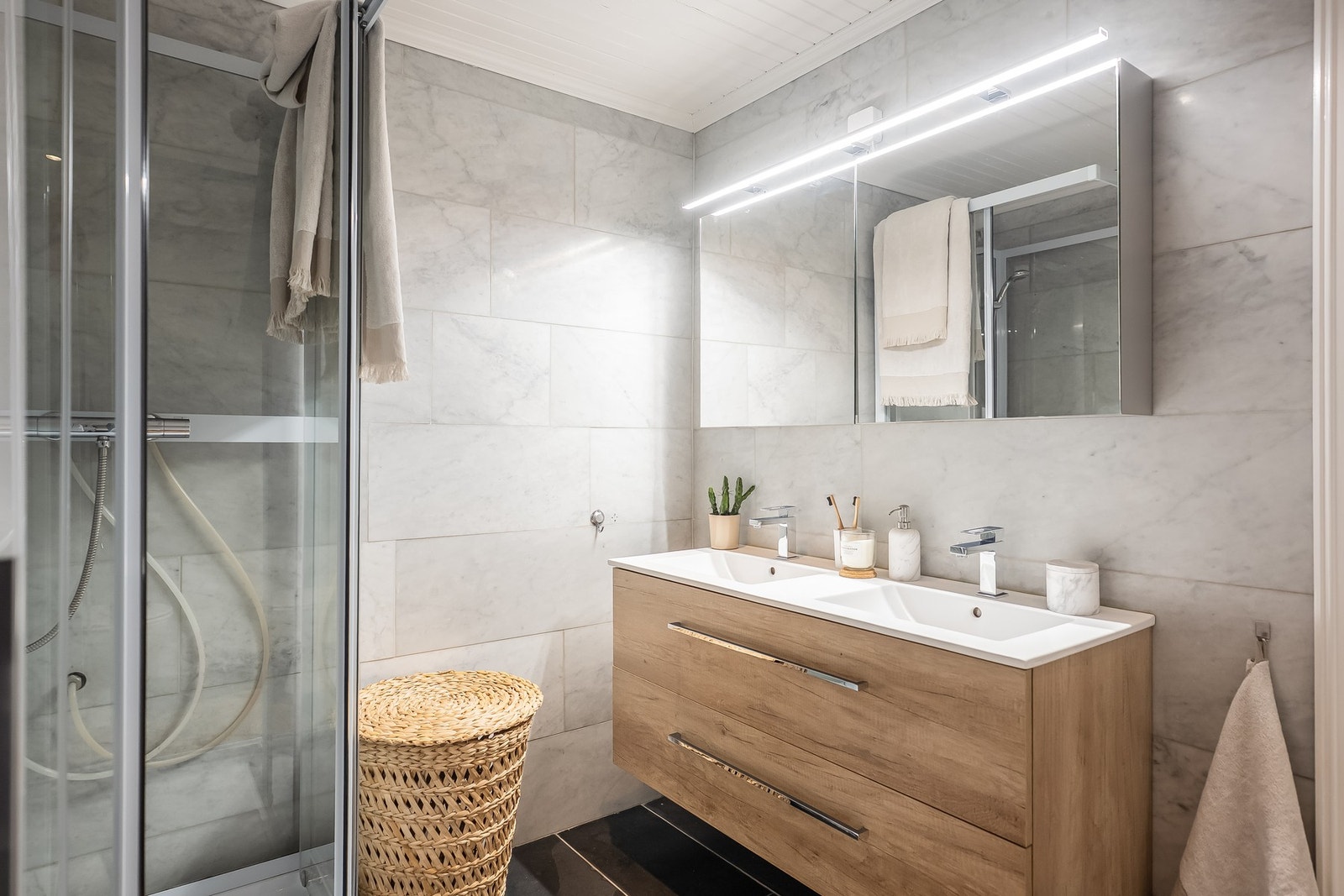 I senere tid har selger også oppgradert badet med nytt dusjkabinett og ny baderomsinnredning. Galleribilde