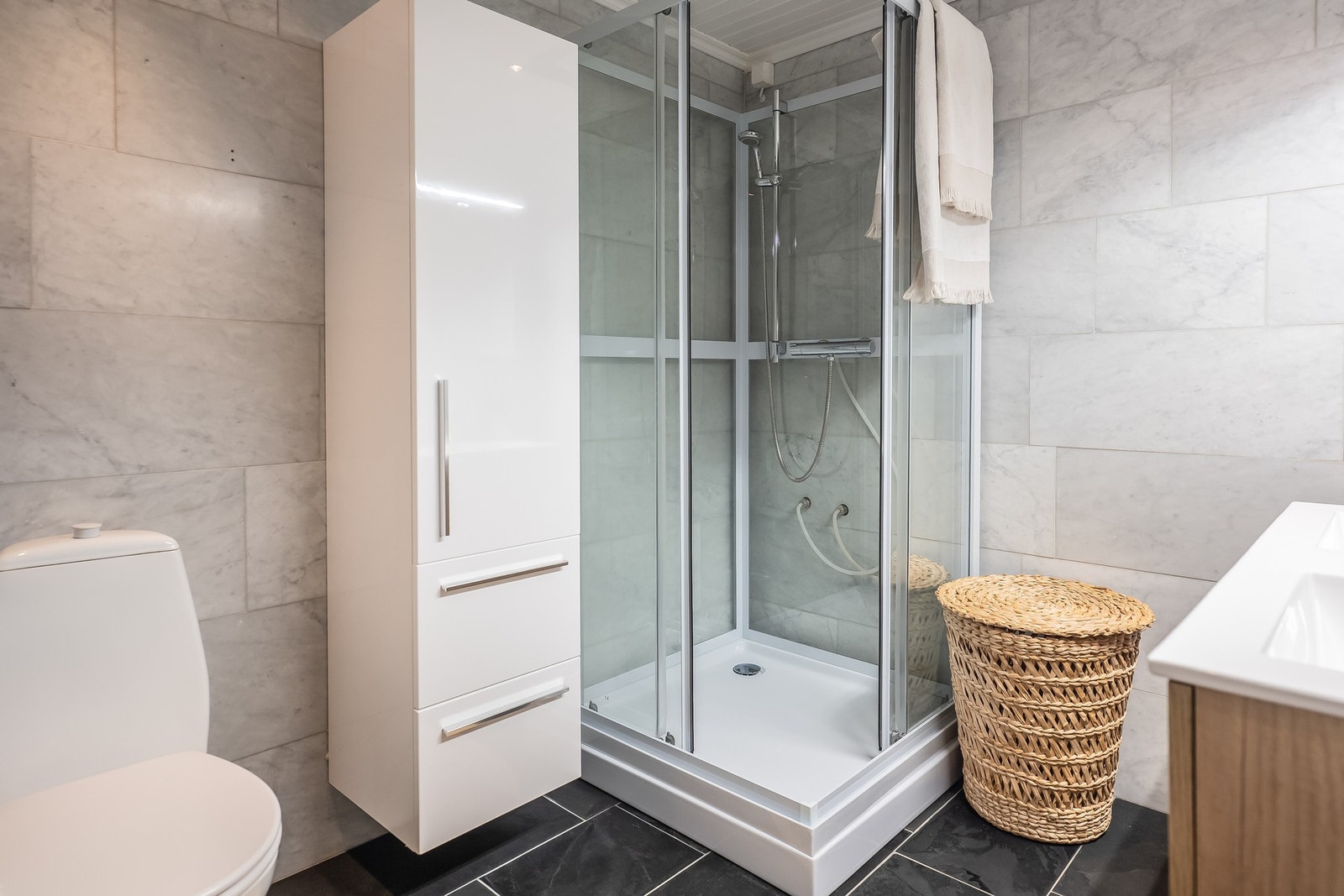 Badet er flislagt på både gulv og vegger, noe som gir et tidløst uttrykk. Galleribilde