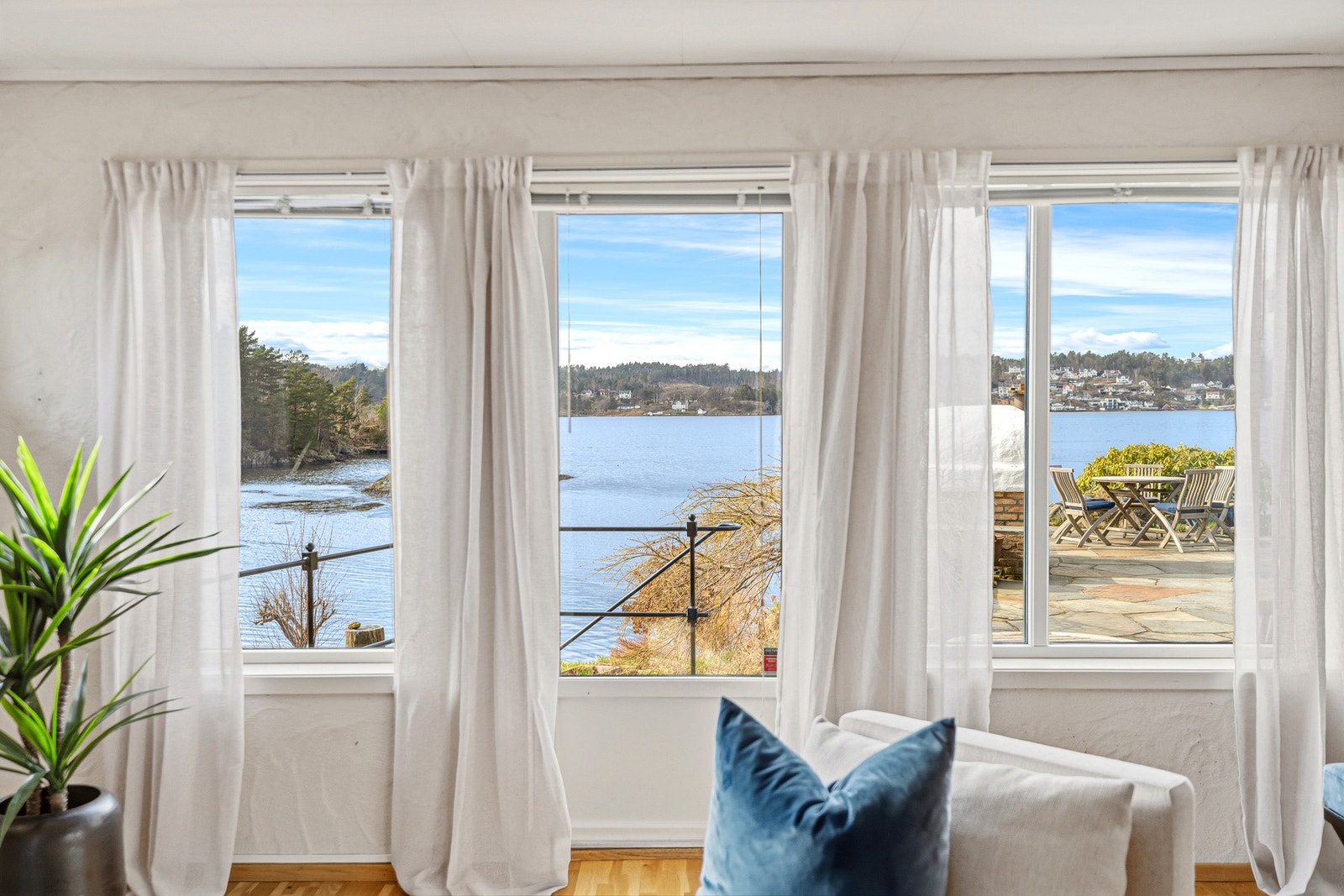 Fra stuen er det fin utsikt mot sjøen, noe som gir generasjonsdelen en ekstra kvalitetsfølelse. Galleribilde