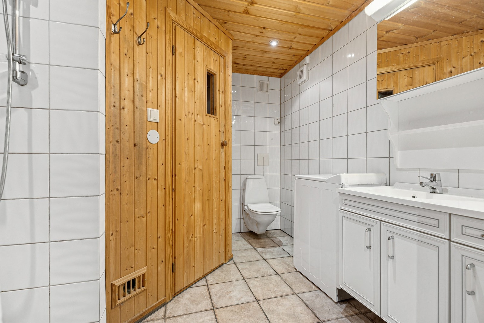 Badet i hybelen har god størrelse og er i tillegg utstyrt med badstue, som i dag ikke er i bruk. Galleribilde