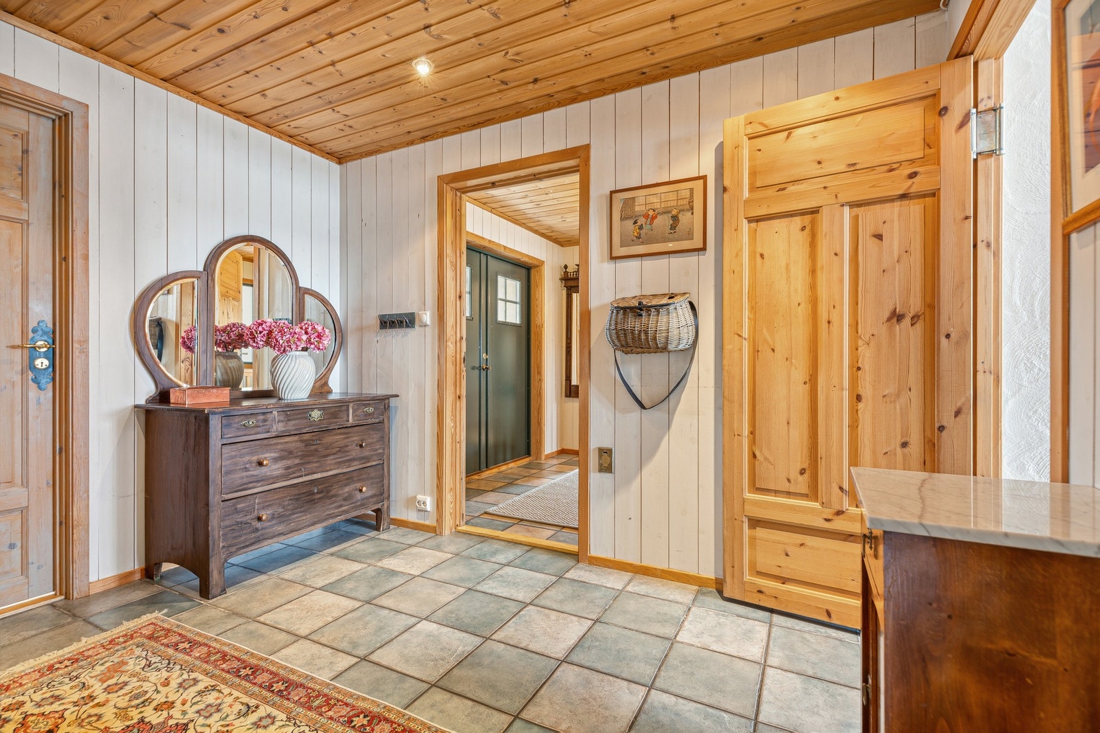 Entréområdet er romslig og praktisk utformet, med god plass til oppbevaring og en ryddig ankomst til boligen. Galleribilde