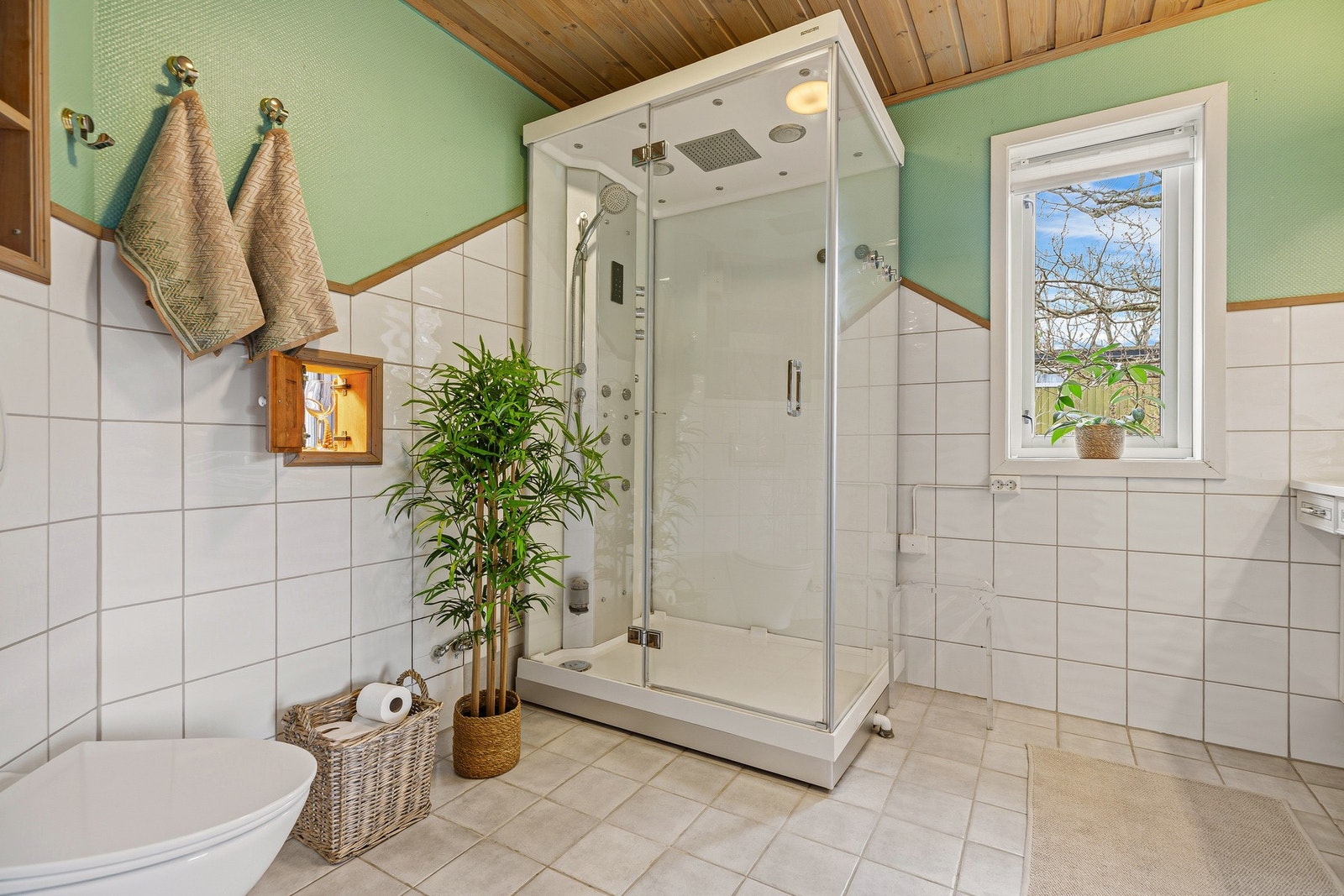 Badet er romslig utformet med god innredning, dusjløsning og rikelig med oppbevaringsplass. Galleribilde