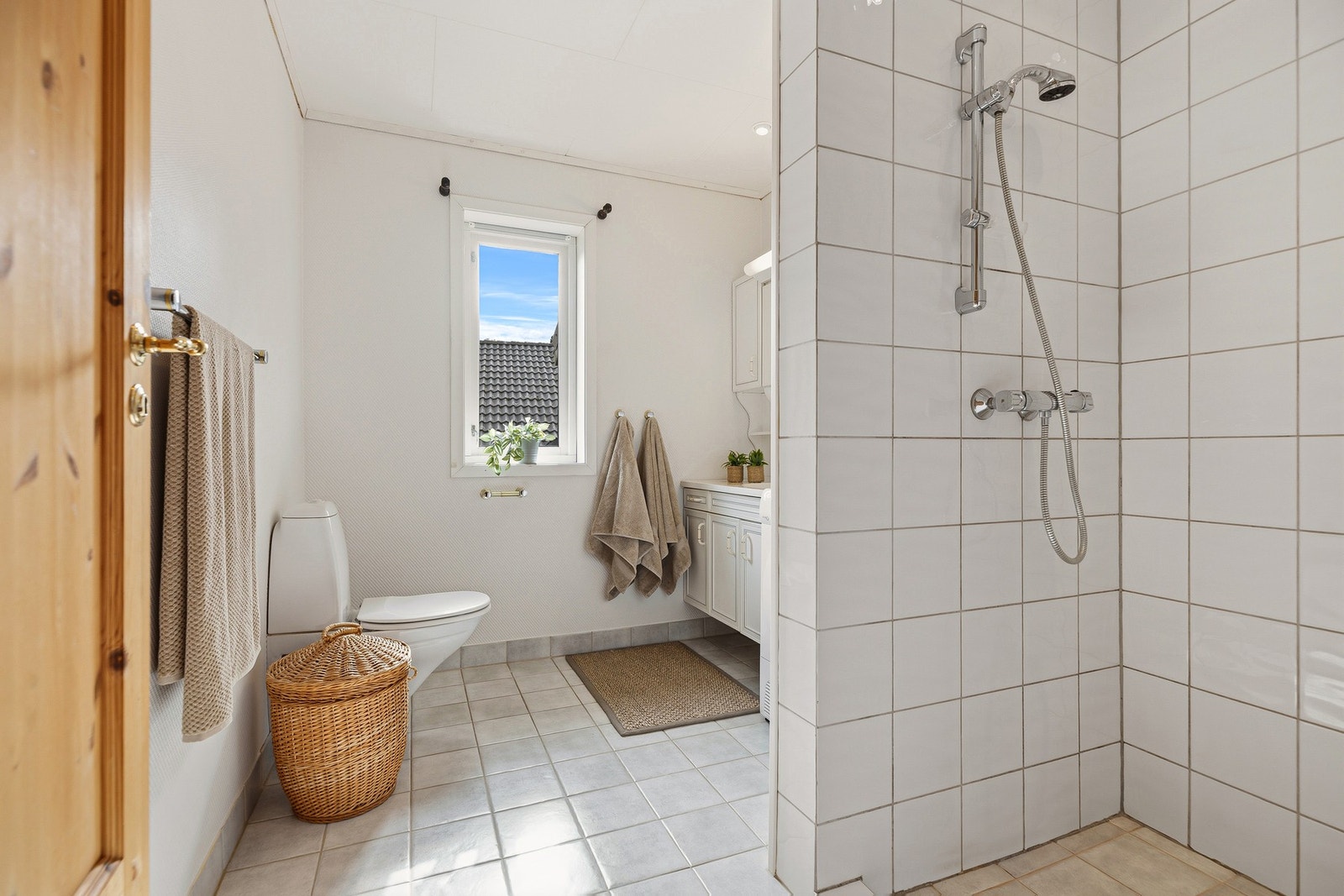Badet er romslig utformet og har en praktisk løsning med dusjsone og god gulvplass. Galleribilde