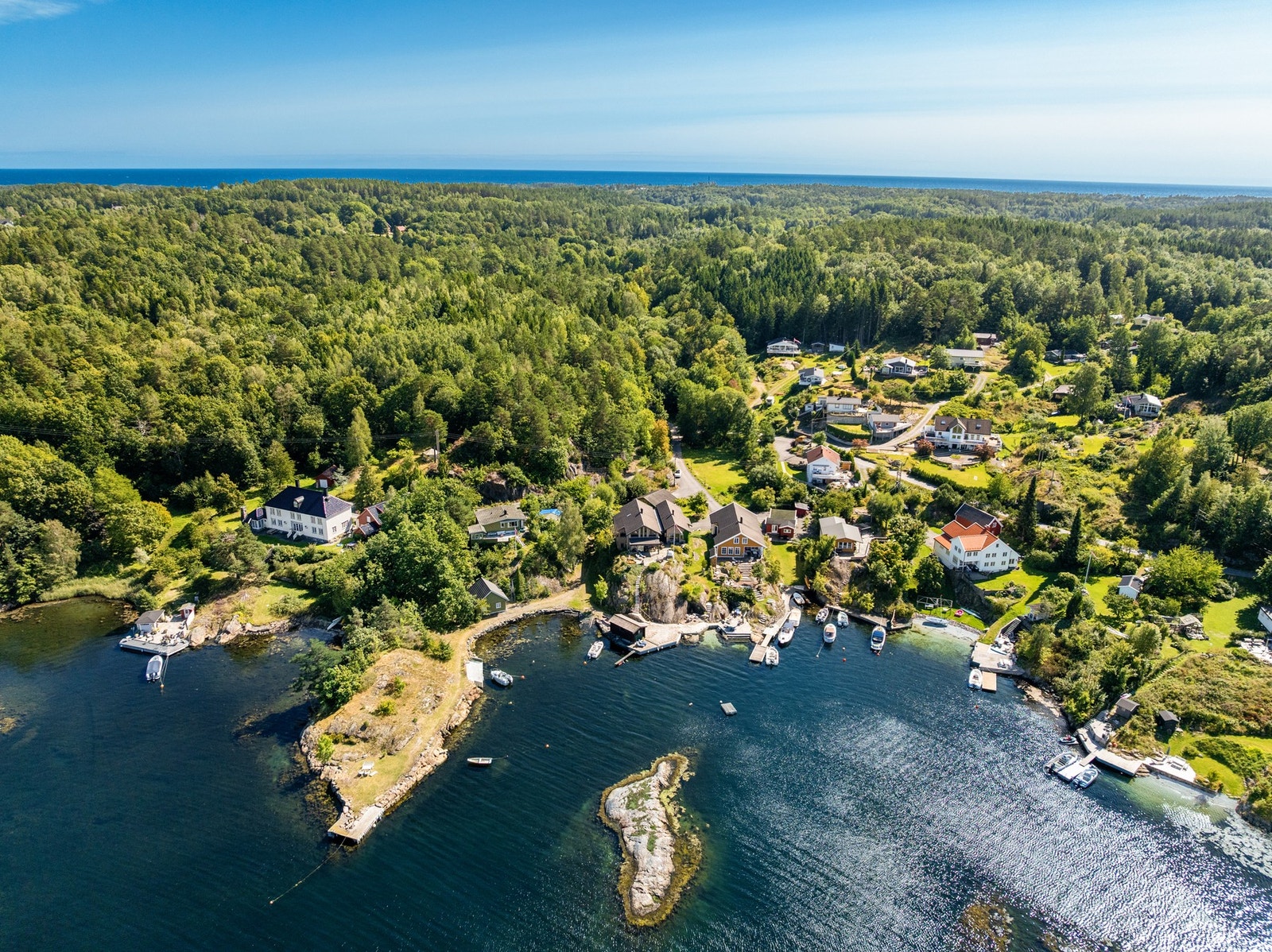 Eiendommen ligger i naturskjønne omgivelser, med kort vei til sjø, svaberg og omkringliggende turområder. Galleribilde