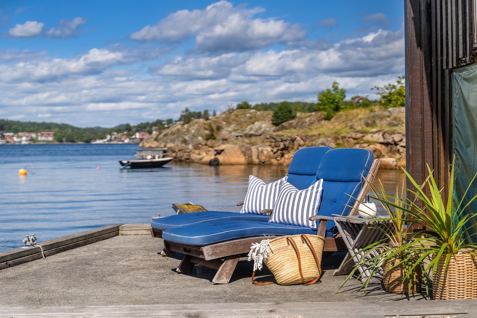 Nede ved sjøen er det tilrettelagt for avslapning i vannkanten, med bryggeområdet rett utenfor. Galleribilde
