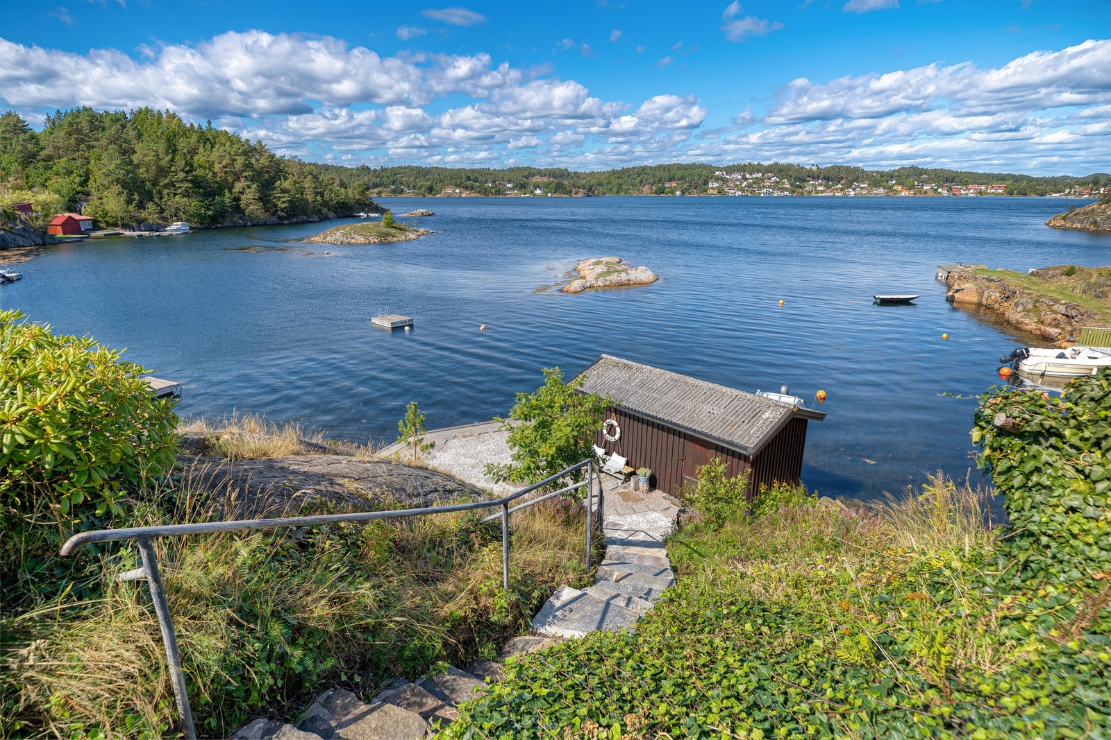 Fra boligen er det en tydelig og naturlig forbindelse ned til bryggeområdet og sjøen nedenfor. Galleribilde
