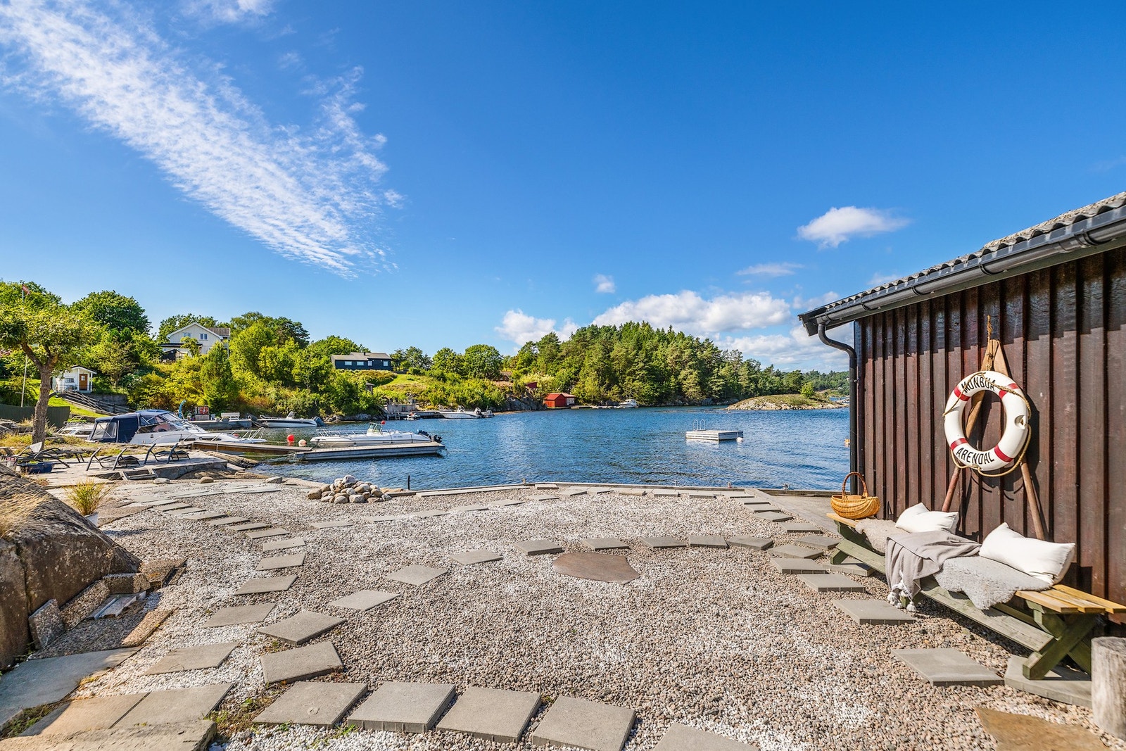 Uteområdene ved sjøen gir eiendommen en ekstra dimensjon og skaper flotte rammer for opphold gjennom sommerhalvåret. Galleribilde