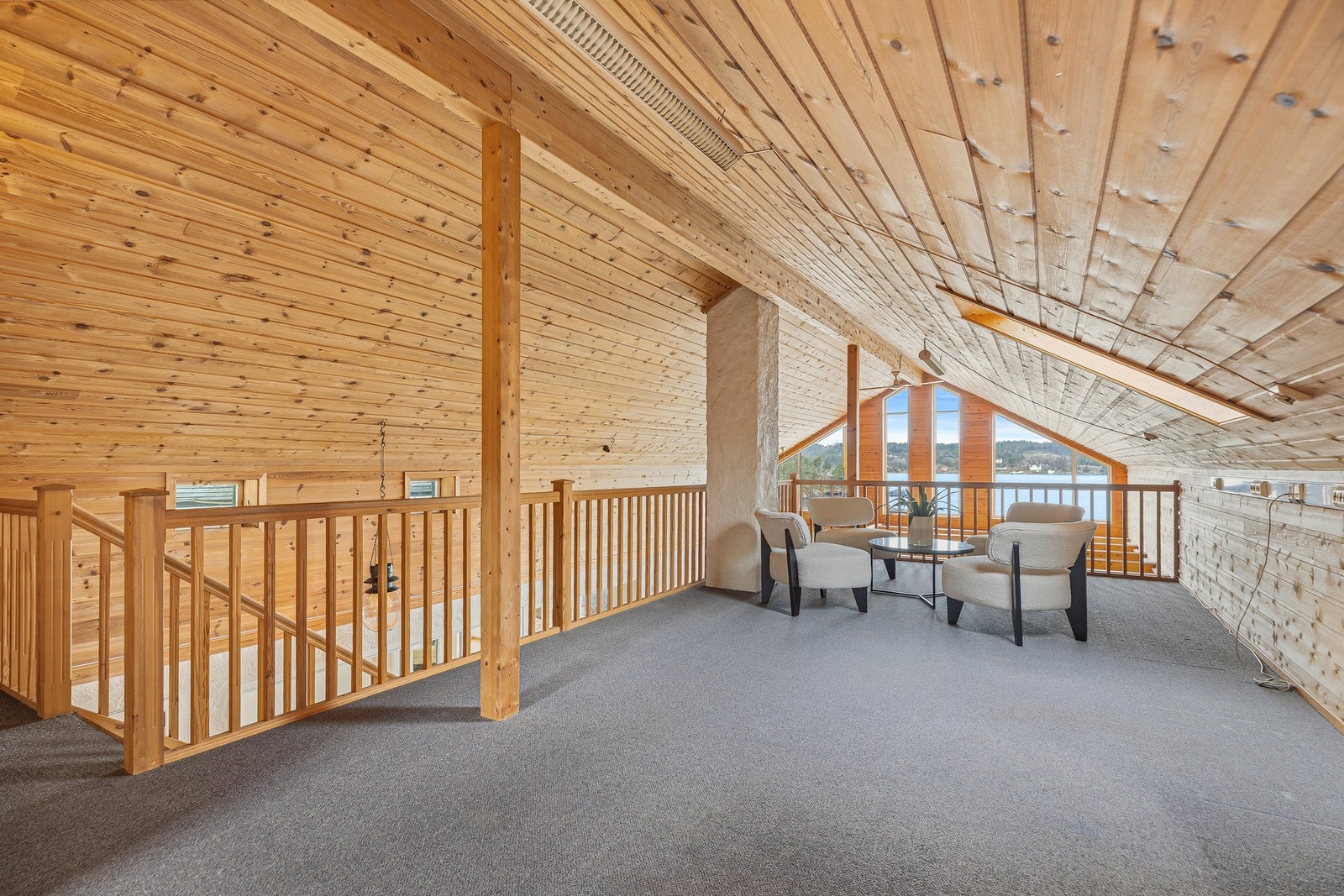 Loftstuen fungerer godt som en ekstra oppholdssone, med luftig uttrykk og god kontakt med resten av boligen. Galleribilde