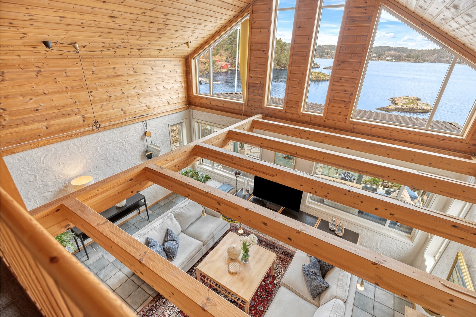 Fra hemsen får man et flott overblikk over hovedrommet, samtidig som utsynet mot sjøen kommer tydelig frem. Galleribilde