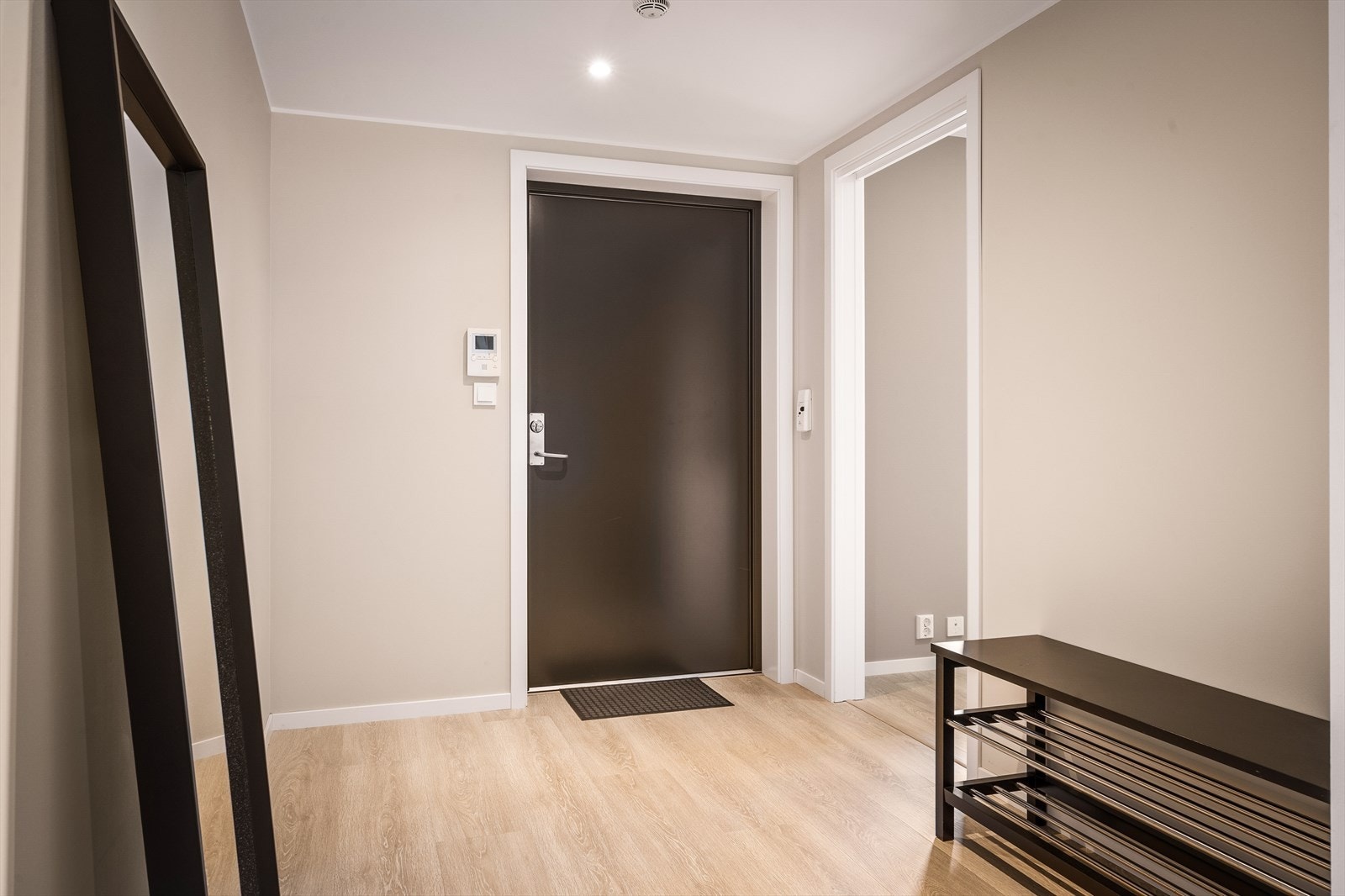 Velkommen inn til en romslig entré med en-stavs laminat gjennomgående i hele leiligheten Galleribilde