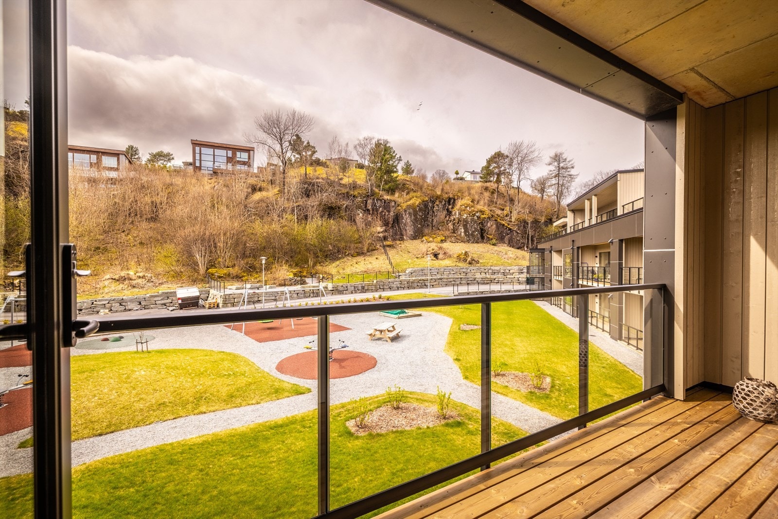 Fra stuen er det utgang til en herlig sør-vestvendt balkong på 6.6m². Galleribilde